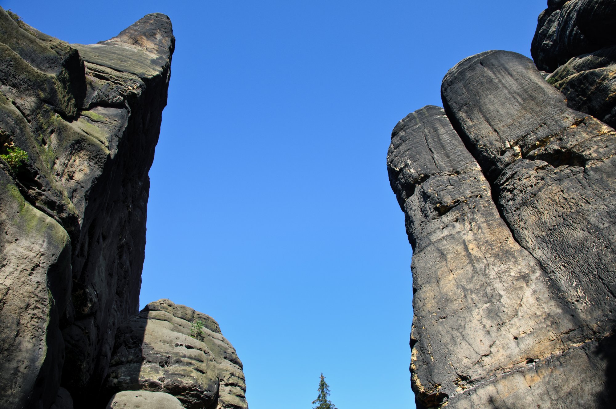 Sächsische Schweiz 2009 Wanderungvon Ostrau in die Schrammsteine und auf die Hohe Liebe. Schrammtor. Das Große Schrammtor ist ein tief eingeschnittener, sandiger Durchgang zwischen den schroffen Torsteinen. Quelle: http://www.wanderpfade.de