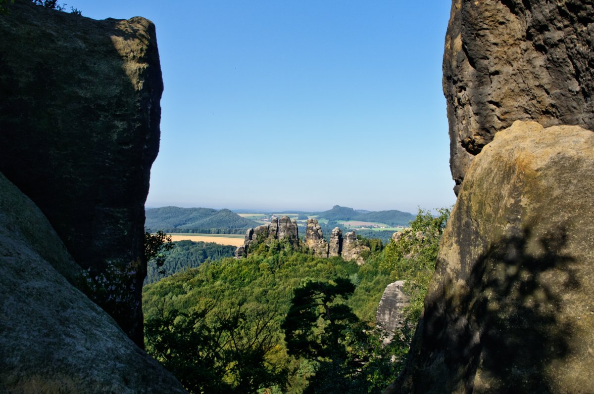 Sächsische Schweiz 2009 Wanderungvon Ostrau in die Schrammsteine und auf die Hohe Liebe. Auf dem Schrammsteingradweg. Blick zum Zschirnstein und Zirkelstein.