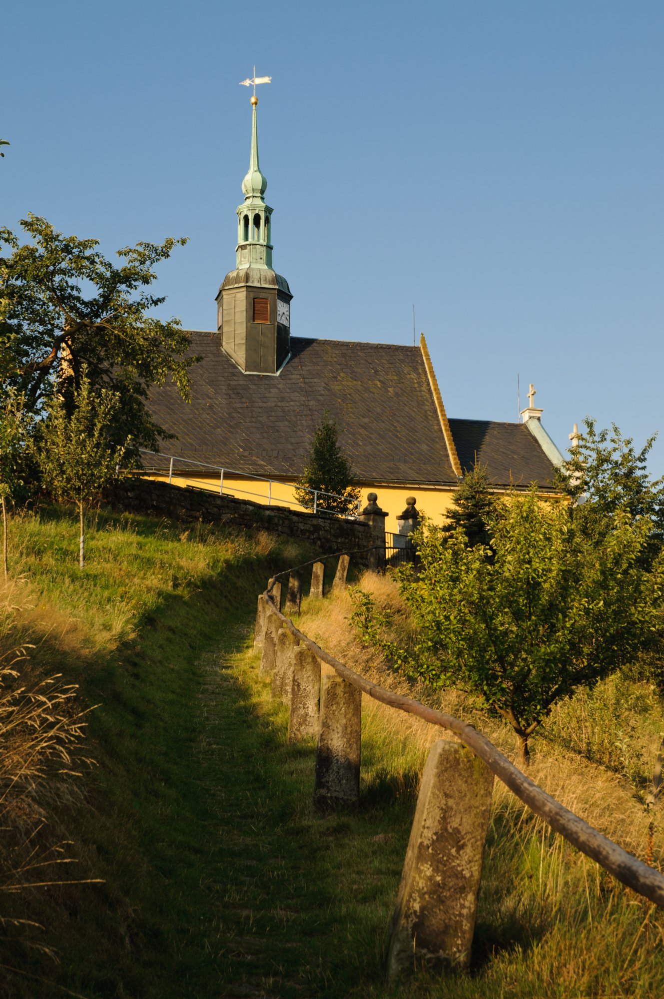 Sächsische Schweiz 2009 Neben zahlreichen regionstypischen Umgebindehäusern weist Hinterhermsdorf noch weitere Merkmale alter Siedlungsstrukturen auf. So befindet sich im Zentrum das Erbgericht, der frühere Hauptsitz des Lehnsherren, dem neben der größten Hufe (zugeteilte Landfläche) und der Gerichtsbarkeit auch das Brau- und Schankrecht zustand, wovon bis heute eine Gastwirtschaft am Platze zeugt. Quelle: http://de.wikipedia.org/wiki/Hinterhermsdorf