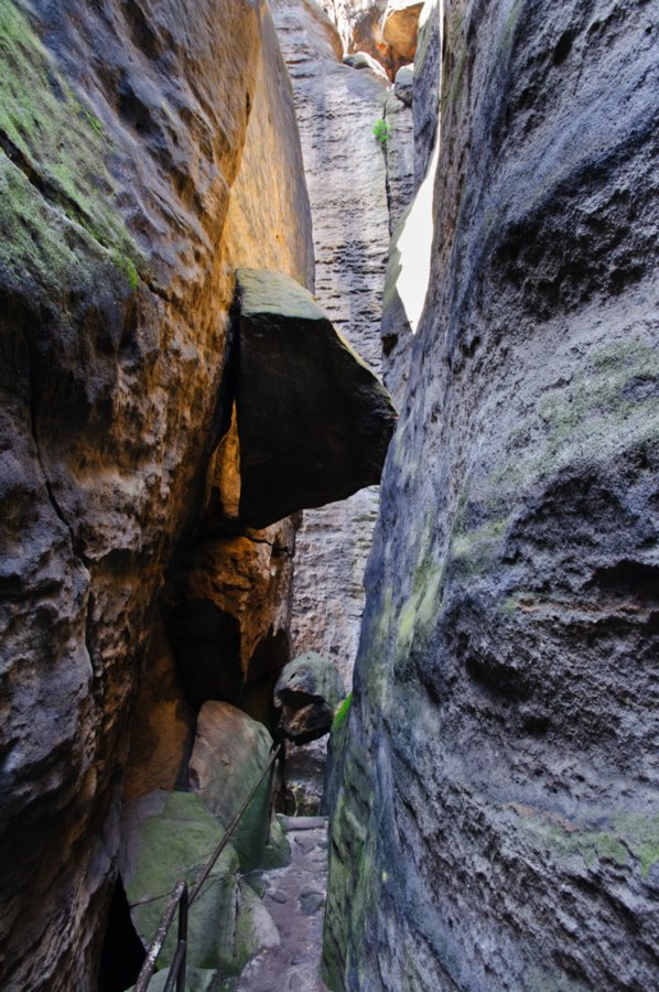 Sächsische Schweiz 2009 Wanderung von Königstein zum Pfaffenstein und wieder zurück nach Königstein. Der 1913 erschlossene "Klammweg" führt im Gegensatz zum bequemen Weg links am Jäckelfels vorbei erst über Stufen zwischen und unter Felsen entlang, ehe man nach einer Brücke bei der Wirtschaft herauskommt. Auch er ist nicht zu steil und bietet durch die Felsen rechts und links eine eigene Atmosphäre. Unbelegt ist die häufige Behauptung, dass der Weg eine frühere Höhle und als Pfaffendorfer Versteck in Kriegszeiten verwendet worden sei.