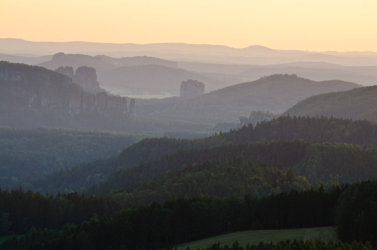 Sächsische Schweiz 2009 Blick vom Weifbergturm ins Kirnitzschtal. Von links nach rechts: Affensteine mit dem Bloßstock, Papststein, Gohrischstein, Pfaffenstein, Falkenstein und Kustall.