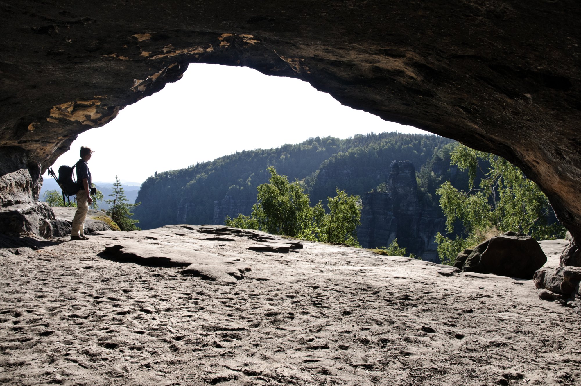 Sächsische Schweiz 2009 Wanderung vom Beutenfall über den Frienstein und den Carolafelsen zurück zum Beutenfall. Frienstein Der Frienstein, auch als Vorderes Raubschloss bezeichnet, ist ein etwa 130 m hoher Fels in der Sächsischen Schweiz. Er liegt am Nordabhang des Großen Winterbergs in den Affensteinen. Auf dem Felsen befand sich einst eine Burgwarte der Herrschaft Wildenstein. Heute ist der Frienstein ein beliebter Klettergipfel . Quelle: http://de.wikipedia.org/wiki/Frienstein