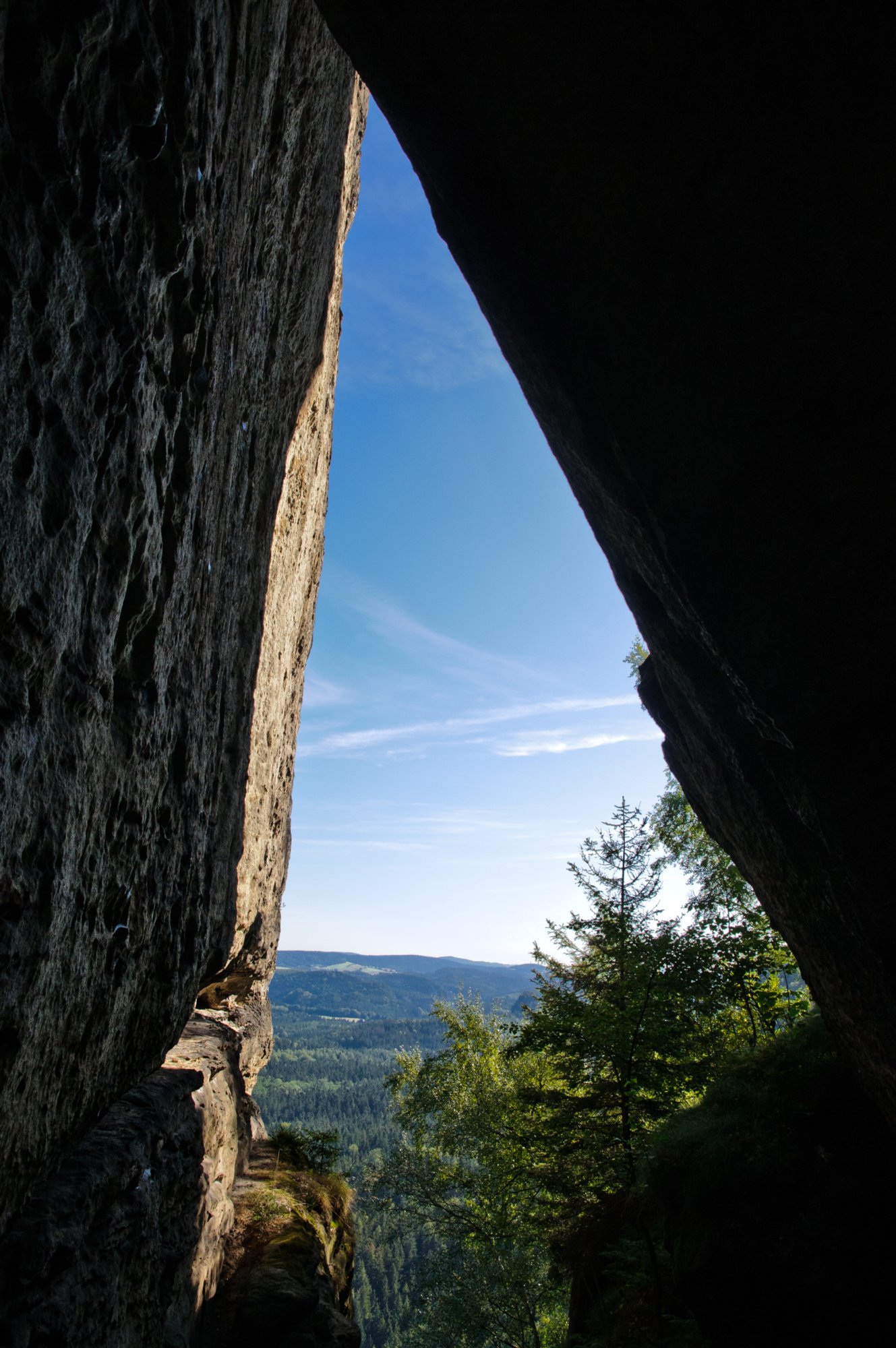Sächsische Schweiz 2009 Wanderung vom Beutenfall über den Frienstein und den Carolafelsen zurück zum Beutenfall. Frienstein Der Frienstein, auch als Vorderes Raubschloss bezeichnet, ist ein etwa 130 m hoher Fels in der Sächsischen Schweiz. Er liegt am Nordabhang des Großen Winterbergs in den Affensteinen. Auf dem Felsen befand sich einst eine Burgwarte der Herrschaft Wildenstein. Heute ist der Frienstein ein beliebter Klettergipfel . Quelle: http://de.wikipedia.org/wiki/Frienstein