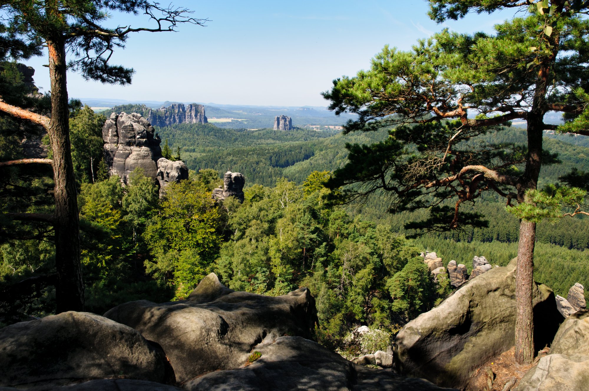 Sächsische Schweiz 2009 Wanderung vom Beutenfall über den Frienstein und den Carolafelsen zurück zum Beutenfall. Oberhalb der Häntzschelsteige. Die Häntzschelstiege ist ein Klettersteig in der Sächsischen Schweiz. Die Stiege führt vom Fuß des Bloßstock in den Affensteinen bis zur Spitze des Langen Horns, nördlich des Großen Winterbergs. Sie überwindet dabei auf einer Länge von 700 m einen Höhenunterschied von rund 160 m, nach der Sanierung zählt die Stiege 516 Stufen. Die Stiege besteht aus zwei Teilen. Zwischen dem unteren und dem oberen Teil wird der Wanderweg auf der Oberen Affensteinpromenade gekreuzt, beide Teile können damit auch unabhängig voneinander begangen werden. Angelegt wurde der Klettersteig in den 60er Jahren. Rudolf Häntzschel aus Sebnitz, dem die Stiege ihren Namen verdankt, erbaute den Steig aus eigener Initiative, ohne offizielle Erlaubnis und weitgehend im Alleingang mit Material, das er teilweise von Schrottplätzen gewonnen hatte. Er benötigte dafür an die zehn Jahre. Die Stiege entwickelte sich schnell zu einer beliebten Tour. Dies führte 1986 zu ersten Sanierungsarbeiten durch Anlage zusätzlicher Holzstufen am Einstieg, da die hohe Frequentierung dort zu erheblichen Erosionsschäden geführt hatte. Nachdem die eisernen Tritte und Seile im Laufe der Jahre allmählich marode wurden, gab es 1998 Pläne der Nationalparkverwaltung die Stiege zu sperren. Dagegen gab es massive Proteste von Wandervereinen, dem Sächsischen Bergsteigerbund und der Sächsische-Schweiz-Initiative. Daraufhin wurde zunächst der untere Teil saniert, im Jahr 2004 auch der obere Teil. Seit der Sanierung des oberen Teils wird die Stiege deutlich schwerer eingestuft, da früher verwendete Metallbleche durch einfache Stahlbügel ersetzt wurden. Empfohlen wird generell die Begehung nur im Aufstieg und für Kinder die Verwendung eines Klettersteigsets. Für schwindelfreie und trittsichere Wanderer ist die Stiege bei guten Wetterbedingungen auch ohne Set kein Problem. Quelle: htt