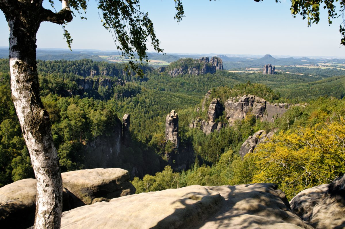 Sächsische Schweiz 2009 Wanderung vom Beutenfall über den Frienstein und den Carolafelsen zurück zum Beutenfall. Inmitten der Affensteine liegt der mit 458 m höchste Gipfel dieser Felsformation, der Carolafelsen. Von ihm bietet sich eine gute Aussicht u. a. auf die Torsteine in Richtung Schrammsteinaussicht, auf den Falkenstein und zur Hohen Liebe. Bei klarer Sicht ist auch der Lilienstein genau hinter dem Falkenstein erkennbar. Quelle: http://www.wanderpfade.de