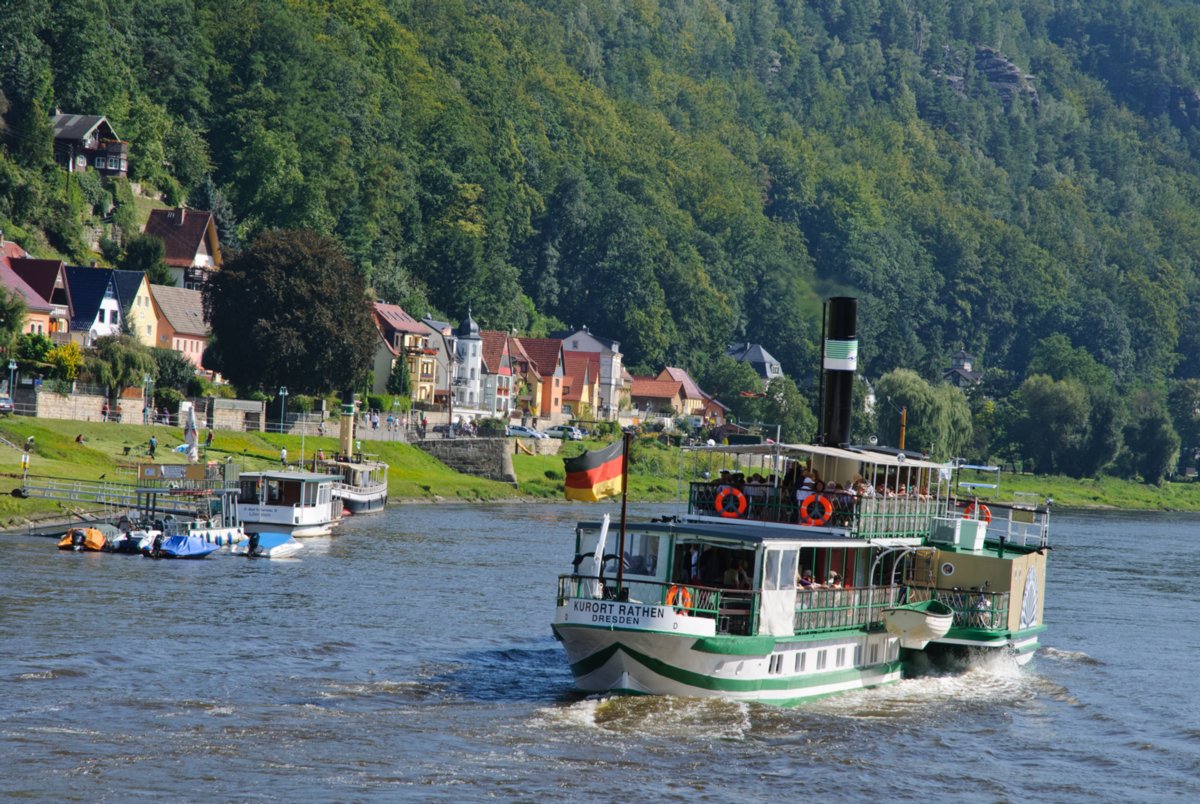 Sächsische Schweiz 2009 Dampferfahrt von Bad Schandau nach Dresden und zurück. Die Stadt Wehlen ist eine Kleinstadt in der Sächsischen Schweiz. Am rechten und linken Elbufer gelegen, ist sie seit 1972 staatlich anerkannter Erholungsort. Stadt Wehlen liegt an der Bahnlinie von Dresden nach Prag und ist Ausgangspunkt von Wanderungen zu Zielen im Elbsandsteingebirge. Dazu zählen die Bastei, die Felsenbühne Rathen, die Bärensteine und Rauenstein sowie der Uttewalder Grund. Stadt Wehlen gehört zur Verwaltungsgemeinschaft Lohmen/Stadt Wehlen. Die Stadt besteht aus den Ortsteilen Stadt Wehlen, Dorf Wehlen, Pötzscha und Zeichen. Es besteht ein regelmäßiger Fährverkehr über die Elbe zwischen Stadt Wehlen und Pötzscha und damit der Zugang zum Schienenverkehr der Deutschen Bahn. Die Anlegestelle in Stadt Wehlen wird in der Saison mehrmals täglich von Elbdampfern der Sächsischen Dampfschifffahrt und der Personenschifffahrt Oberelbe angefahren. Im Jahr 1269 wurde Wehlen erstmalig urkundlich erwähnt. Die Siedlung entstand im Schutz einer Burg, die Heinrich der Erlauchte 1245 vom böhmischen König Wenzel erhielt. Bereits im Jahr 1346 wurde Wehlen Stadt Civitas genannt. Die Burg wurde seit 1543 nicht mehr bewohnt, so dass sie nach und nach verfiel. Die Einwohner lebten von Schifferei, Handwerk und Steinbrucharbeit. Am 31. Juli 1848 erreichte die Eisenbahn Wehlen (Pötzscha). Seit der Romantik entwickelte sich auch ein erster Tourismus. Im Jahr 1860 gab es 48 Fremdenführer. Quelle: http://de.wikipedia.org/wiki/Stadt_Wehlen