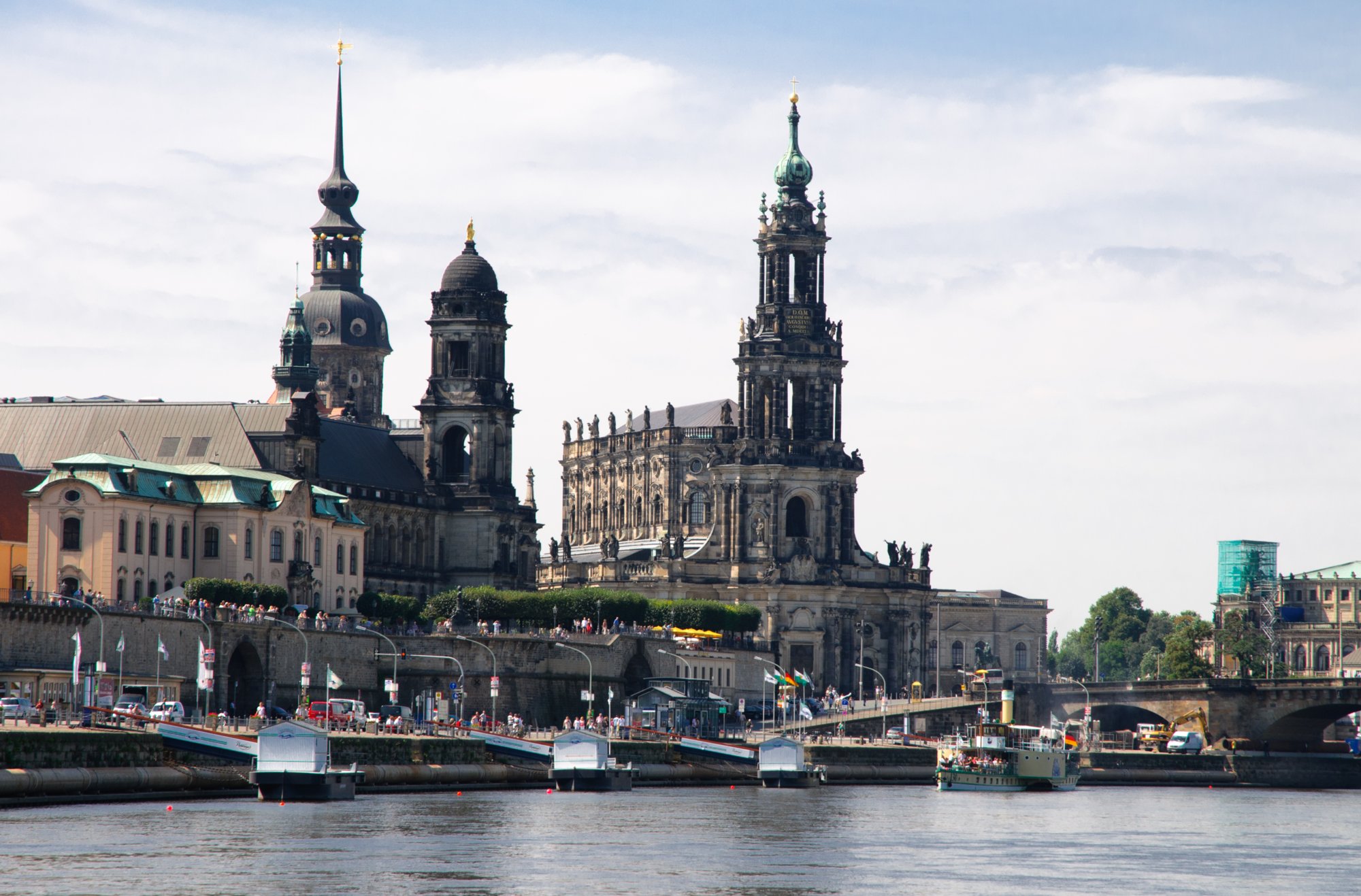 Sächsische Schweiz 2009 Dampferfahrt von Bad Schandau nach Dresden und zurück. Dresden (sorbisch: Drjeedzany; abgeleitet aus dem altsorbischen Drezany für Sumpf- oder Auwaldbewohner) ist die Landeshauptstadt des Freistaates Sachsen. Sie liegt in der Dresdner Elbtalweitung an den Übergängen vom Ober- zum Mittellauf der Elbe und von der Mittelgebirgsschwelle zum Norddeutschen Tiefland. Die Stadt wird auch Elbflorenz genannt, ursprünglich wegen ihrer Kunstsammlungen, aber auch aufgrund ihrer barocken und mediterranen Architektur in der landschaftlich reizvollen Lage am Fluss. Die Stadt liegt beiderseits der Elbe zu großen Teilen in der Dresdner Elbtalweitung, eingebettet zwischen den Ausläufern des Osterzgebirges, dem Steilabfall der Lausitzer Granitplatte und dem Elbsandsteingebirge auf etwa 113 Meter über Normalnull am Übergang vom Nordostdeutschem Tiefland zu den östlichen Mittelgebirgen. Quelle: http://de.wikipedia.org/wiki/Dresden