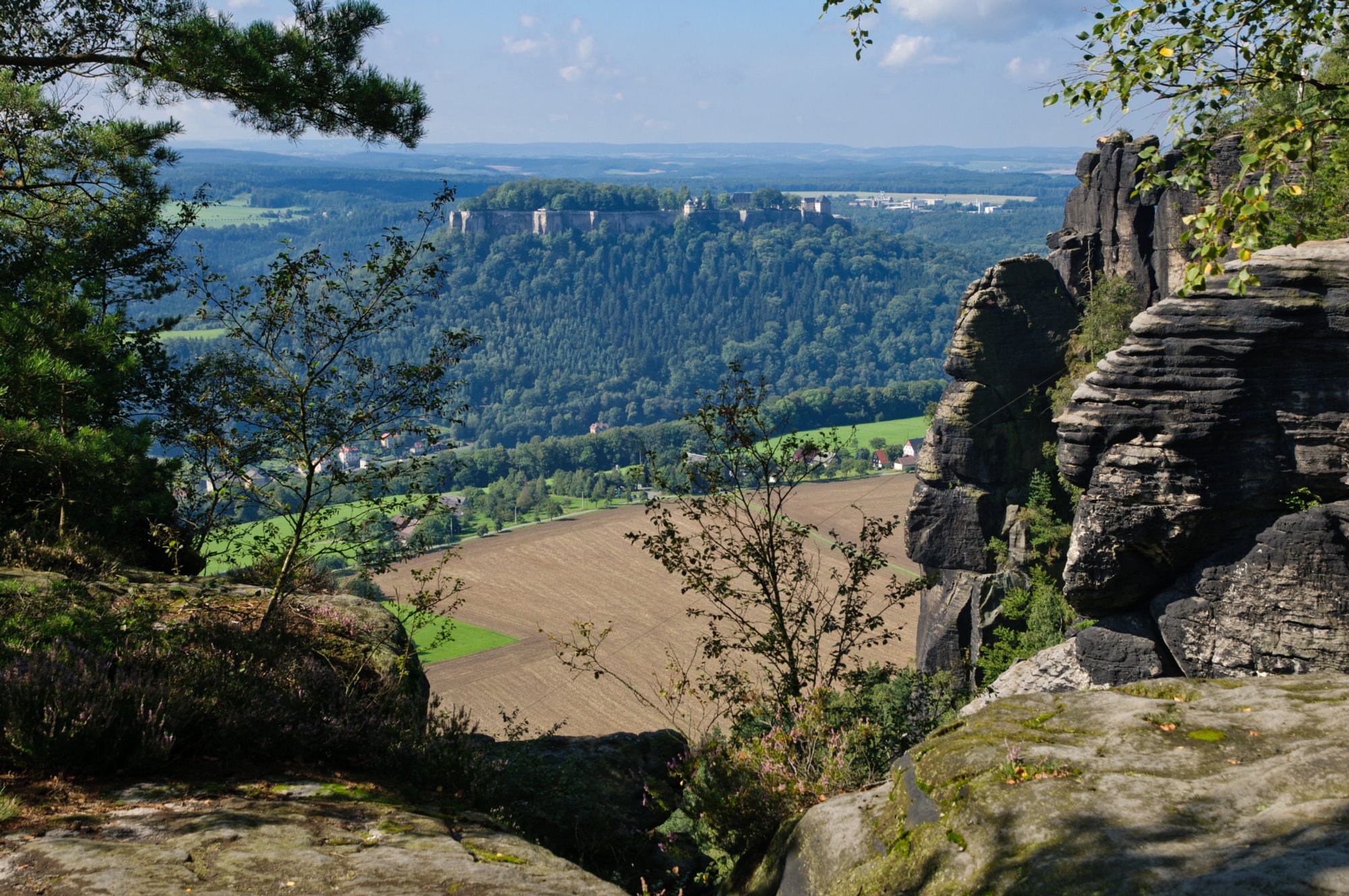 Sächsische Schweiz 2009 Wanderung von Rathen zum Lilienstein und zur Stadt Königstein. Von Königstein mit dem Zug nach Rathen. Blick vom Lilienstein hinab nach Königstein mit der Festung Königstein.