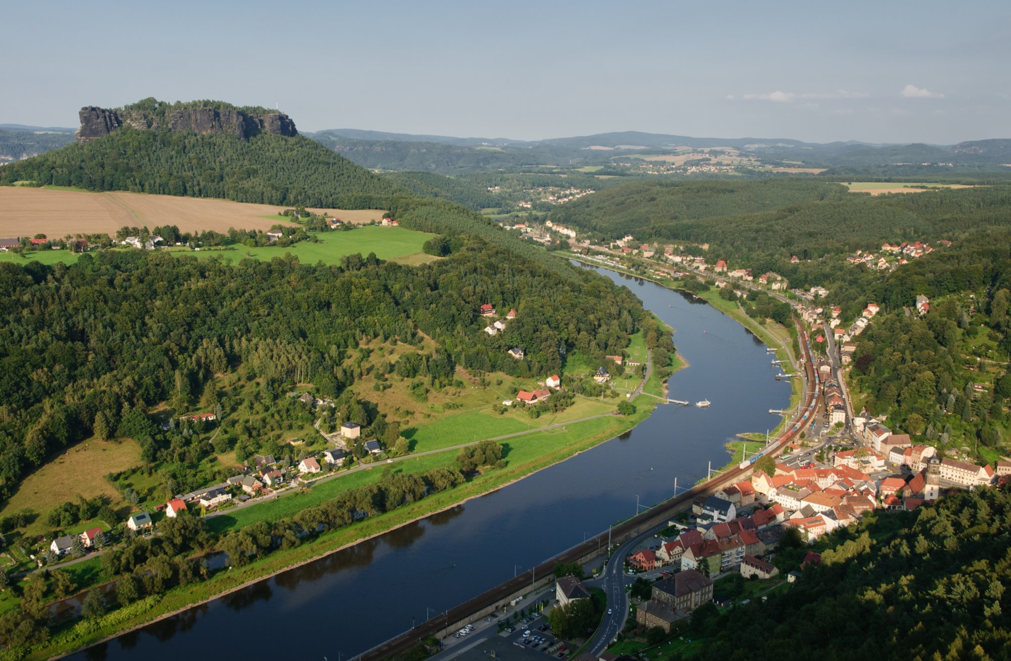 Sächsische Schweiz 2009 Blick von der Festung Königstein hinab zur Stadt Königstein, zur Elbe und hinüber zum Lilienstein.