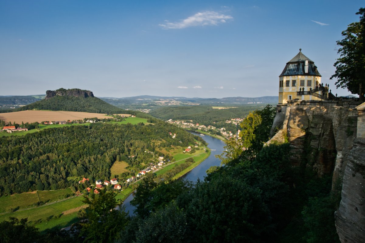 Sächsische Schweiz 2009 Blick von der festung Königstein zum Lilienstein. Rechts die Friedrichsburg. 1589 als Beobachtungs- und Flankierungsturm erbaut; Erdgeschoss ursprünglich Standort von Geschützen; Obergeschoss als Festsaal genutzt; 1731 Umbau zum barocken Pavillon mit Maschinentafel; 1999 Rekonstruktion des Hubtisches, der zu besonderen Anlässen gemietet werden kann; Festsaal heute u. a. als Standesamt genutzt. Quelle: http://www.festung-koenigstein.de