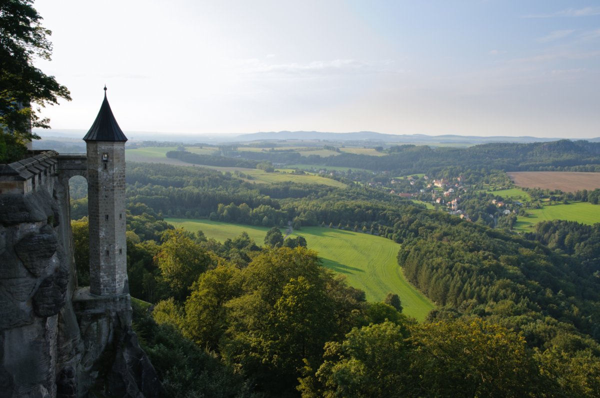 Sächsische Schweiz 2009 Die Festung Königstein ist eine der größten Bergfestungen in Europa und liegt inmitten des Elbsandsteingebirges auf dem gleichnamigen Tafelberg oberhalb des Ortes Königstein am linken Ufer der Elbe im Landkreis Sächsische Schweiz-Osterzgebirge (Sachsen). Quelle: http://de.wikipedia.org/wiki/Festung_Königstein