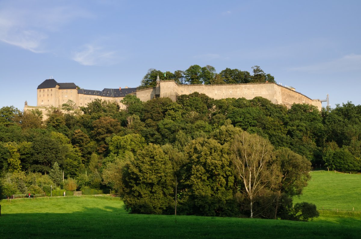 Sächsische Schweiz 2009 Die Festung Königstein ist eine der größten Bergfestungen in Europa und liegt inmitten des Elbsandsteingebirges auf dem gleichnamigen Tafelberg oberhalb des Ortes Königstein am linken Ufer der Elbe im Landkreis Sächsische Schweiz-Osterzgebirge (Sachsen). Das 9,5 Hektar große Felsplateau erhebt sich 240 Meter über die Elbe und zeugt mit über 50 teilweise 400 Jahre alten Bauten vom militärischen und zivilen Leben auf der Festung. Der Wallgang der Festung ist 1.800 Meter lang und hat bis zu 42 Meter hohe Mauern und Sandstein-Steilwände. Im Zentrum der Anlage befindet sich der mit 152,5 Meter tiefste Brunnen Sachsens und zweittiefste Brunnen Europas. Quelle: http://de.wikipedia.org/wiki/Festung_Königstein