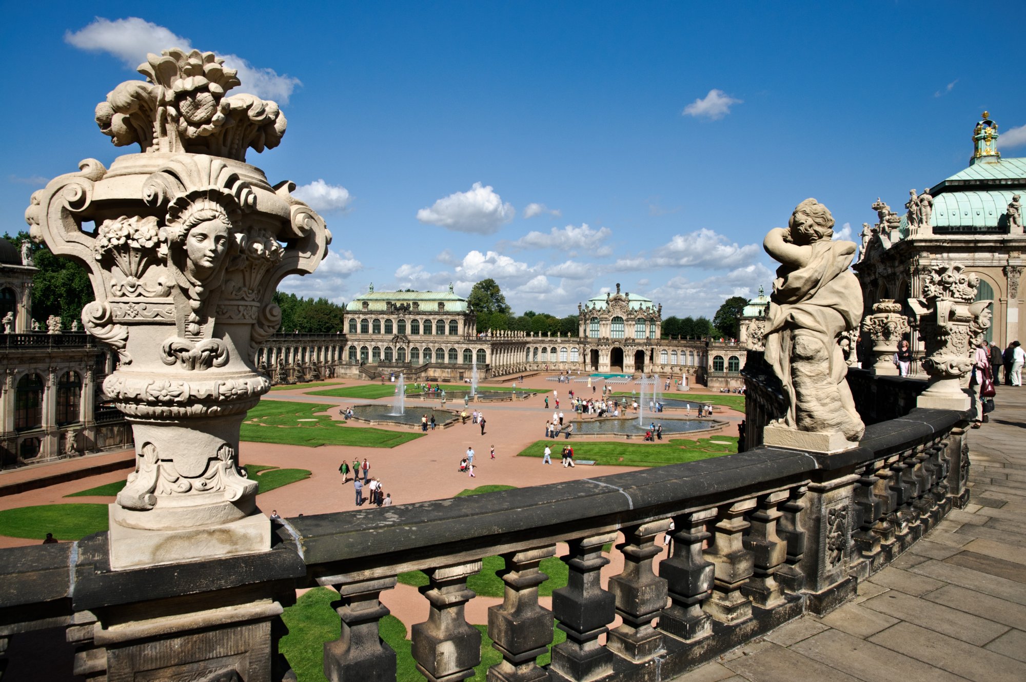 Sächsische Schweiz 2009 Der Dresdner Zwinger ist ein barock geprägter Gebäudekomplex mit Gartenanlagen in Dresden, umgeben von Semperoper, Theaterplatz, Hofkirche, Schloss, Schinkelwache, Taschenbergpalais, Schauspielhaus und Der Herzogin Garten. Im Zwinger sind verschiedene Sammlungen untergebracht, die heute zum Museumskomplex der Staatlichen Kunstsammlungen Dresden gehören. Diese Funktion ist seit dem 18. Jahrhundert unter den jeweiligen Zeiteinflüssen gewachsen und hat hierdurch mehrfach eine Wandlung erfahren. Die ursprüngliche Zweckbestimmung als Orangerie und Garten sowie als Festareal ist dabei in den Hintergrund getreten. Die Bezeichnung Zwinger ist übernommen von der im Mittelalter üblichen Bezeichnung für einen Festungsteil zwischen der äußeren und inneren Festungsmauer und nimmt damit Bezug auf die Dresdner Befestigungsanlagen. Quelle: http://de.wikipedia.org/wiki/Zwinger_(Dresden)