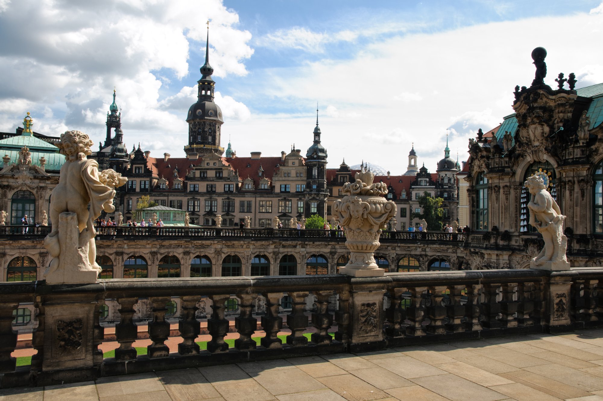 Sächsische Schweiz 2009 Der Dresdner Zwinger ist ein barock geprägter Gebäudekomplex mit Gartenanlagen in Dresden, umgeben von Semperoper, Theaterplatz, Hofkirche, Schloss, Schinkelwache, Taschenbergpalais, Schauspielhaus und Der Herzogin Garten. Im Zwinger sind verschiedene Sammlungen untergebracht, die heute zum Museumskomplex der Staatlichen Kunstsammlungen Dresden gehören. Diese Funktion ist seit dem 18. Jahrhundert unter den jeweiligen Zeiteinflüssen gewachsen und hat hierdurch mehrfach eine Wandlung erfahren. Die ursprüngliche Zweckbestimmung als Orangerie und Garten sowie als Festareal ist dabei in den Hintergrund getreten. Die Bezeichnung Zwinger ist übernommen von der im Mittelalter üblichen Bezeichnung für einen Festungsteil zwischen der äußeren und inneren Festungsmauer und nimmt damit Bezug auf die Dresdner Befestigungsanlagen. Quelle: http://de.wikipedia.org/wiki/Zwinger_(Dresden)