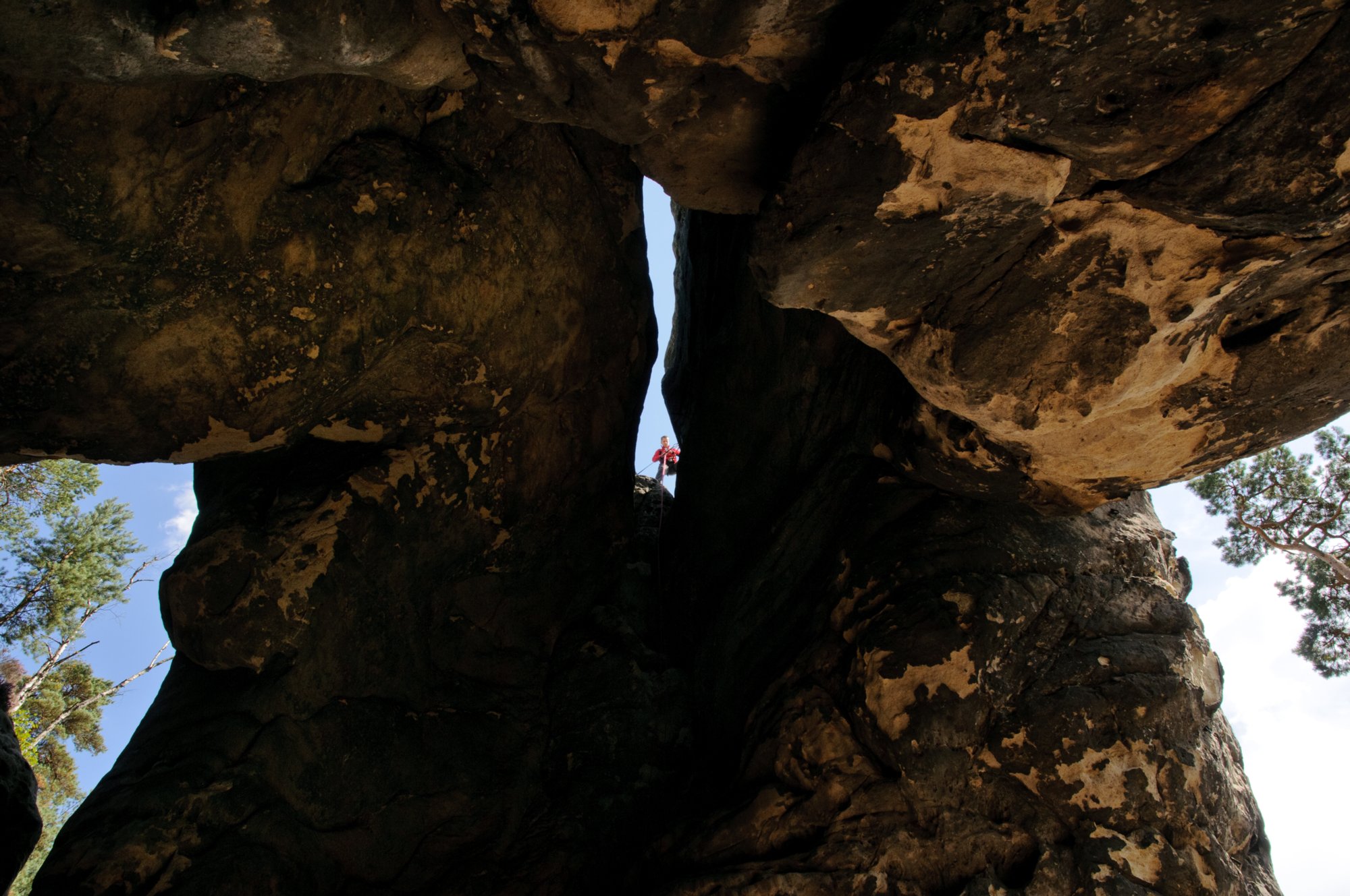 Sächsische Schweiz 2009 Wanderung auf die felsenburg Arnstein und zum Kleinstein: Parkplatz an Sturmbauers Eck - Arnstein - Tägers Wonne - Kleinsteinaussichten - Kleinsteinhöhle - Parkplatz an Sturmbauers Eck. Hohe Felspfeiler bilden die Kleinsteinhöhle. Sie ist ein riesiges Felsentor. Der Maler Ludwig Adrian Richter (1803-1884) hat sie in der Radierung "Der Kleinstein" festgehalten.