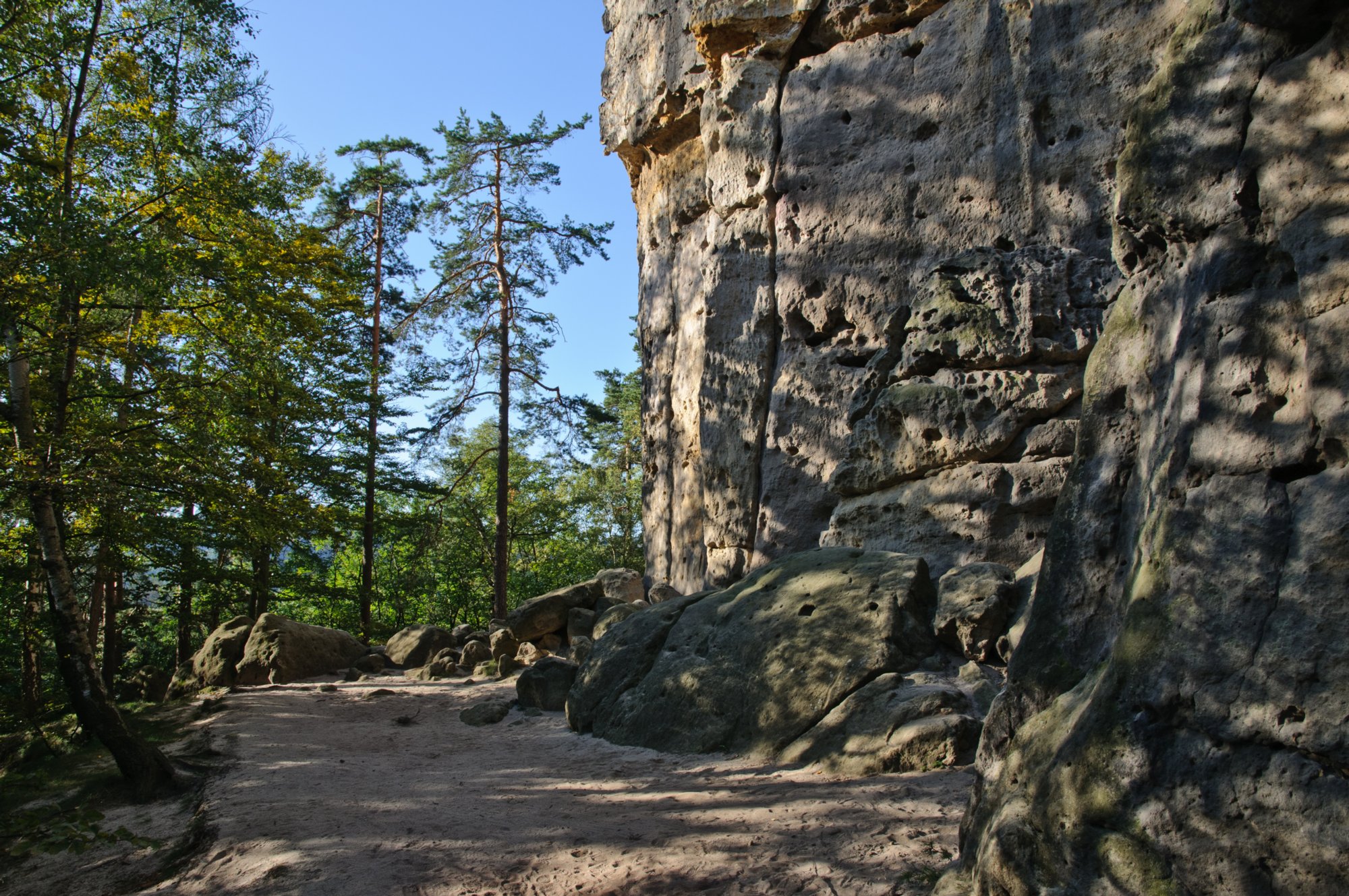 Sächsische Schweiz 2009 Wanderung über den Goldsteig und den Großen Winterberg zum Hinteren Raubschloss: Neumannssmühle - Zeughaus - Goldsteig - Richtergrotte - Großer Winterberg - Hinteres Raubschloss (Winterstein) - Neumannmühle. Weniger ein Steig ist der Goldsteig eigentlich mehr ein Höhenweg, der sich unterhalb des Goldsteins beginnend ohne große Höhenunterschiede bis hin zur Richtergrotte immer am Felsmassiv entlang schlängelt. Zwischendurch bieten sich immer wieder schöne Blicke und finden sich idyllische Plätzchen. http://www.wanderpfade.de