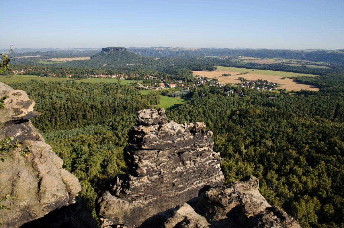 Sächsische Schweiz 2009 Wanderung vom Kurort Gohrisch über den Gohrischstein und den Pfaffenstein zurück nach Gohrisch. Blick zum Lilienstein.