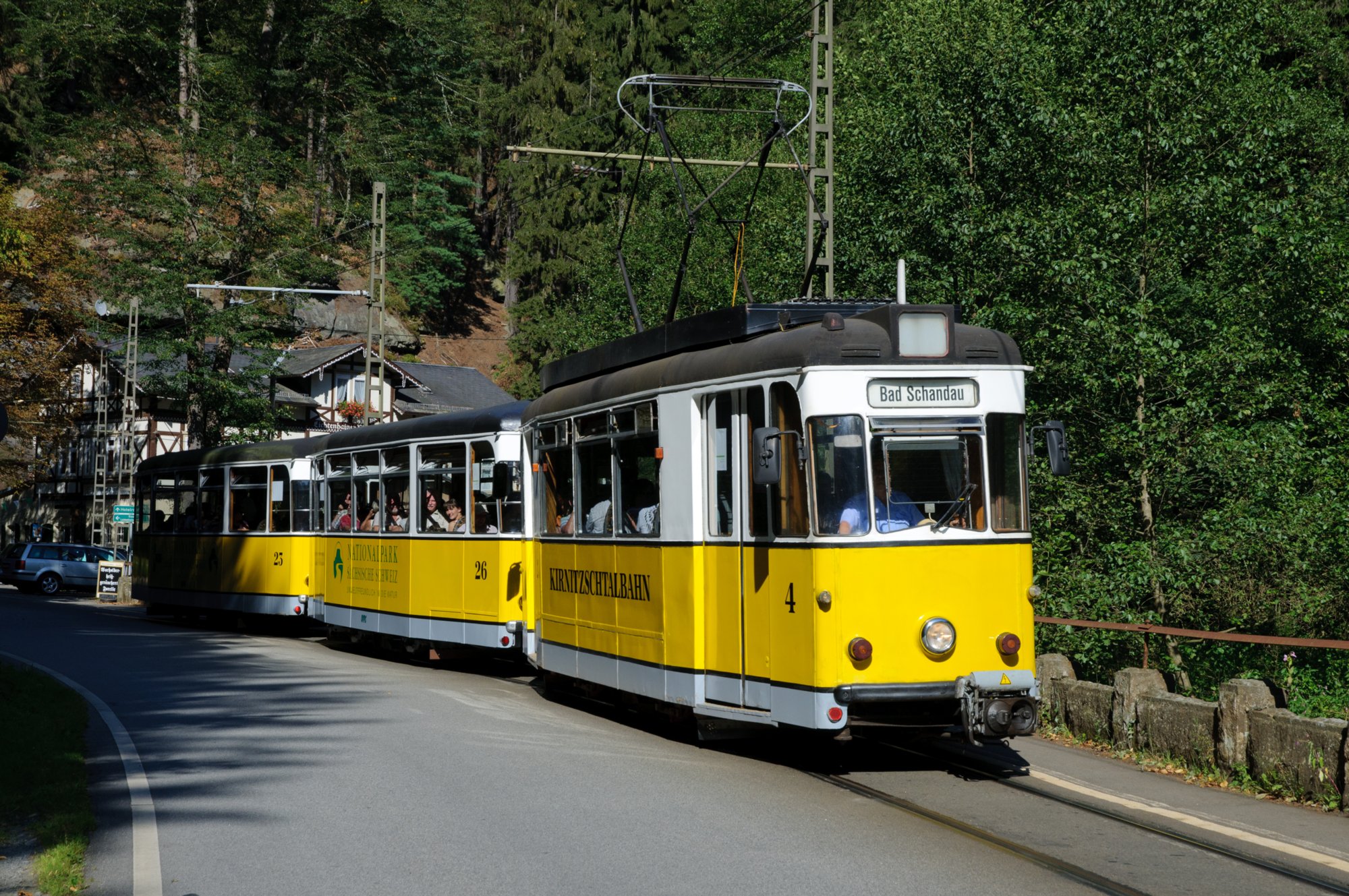 Sächsische Schweiz 2009 Die Kirnitzschtalbahn transportiert seit 1898 ihre Fahrgäste auf einer naturbelassenen Strecke von acht Kilometer Länge durch das wildromantische Kirnitzschtal. Seit Anfang der Neunziger Jahre werden 30% des Fahrstromes durch Sonnenenergie erzeugt. Die Route der Kirnitzschtalbahn führt von Bad Schandau entlang der Kirnitzsch durch ein felsiges Tal bis zur Endstation Lichtenhainer Wasserfall. Die vier Trieb- und sechs Beiwagen der Kirnitzschtalbahn haben eine Spurbreite von einem Meter und wurden 1960 gebaut. Quelle: http://www.kirnitzschtal.com/kirnitzschtalbahn.htm