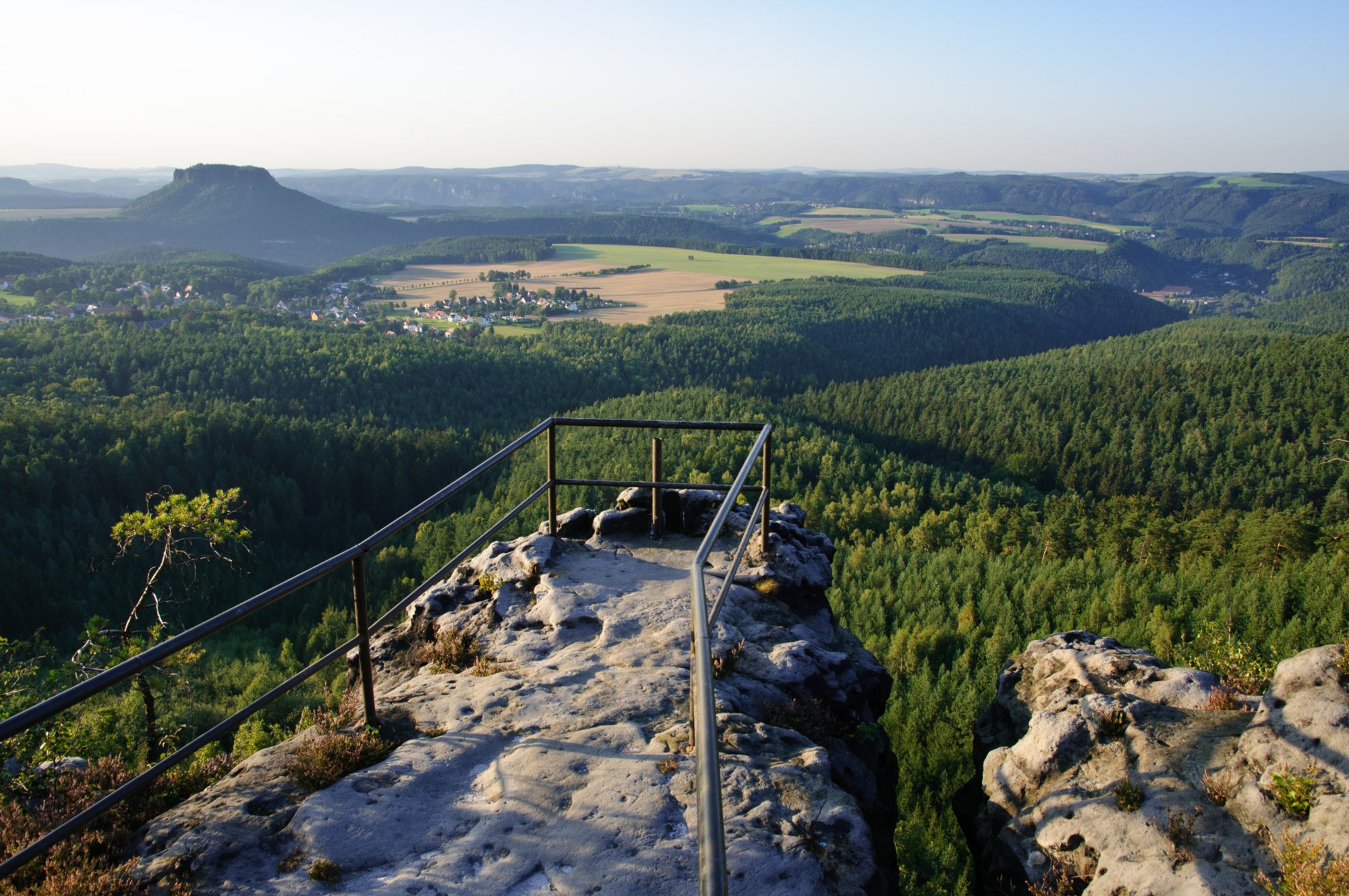 Sächsische Schweiz 2009 Blick vom Papststein zum Lilienstein.