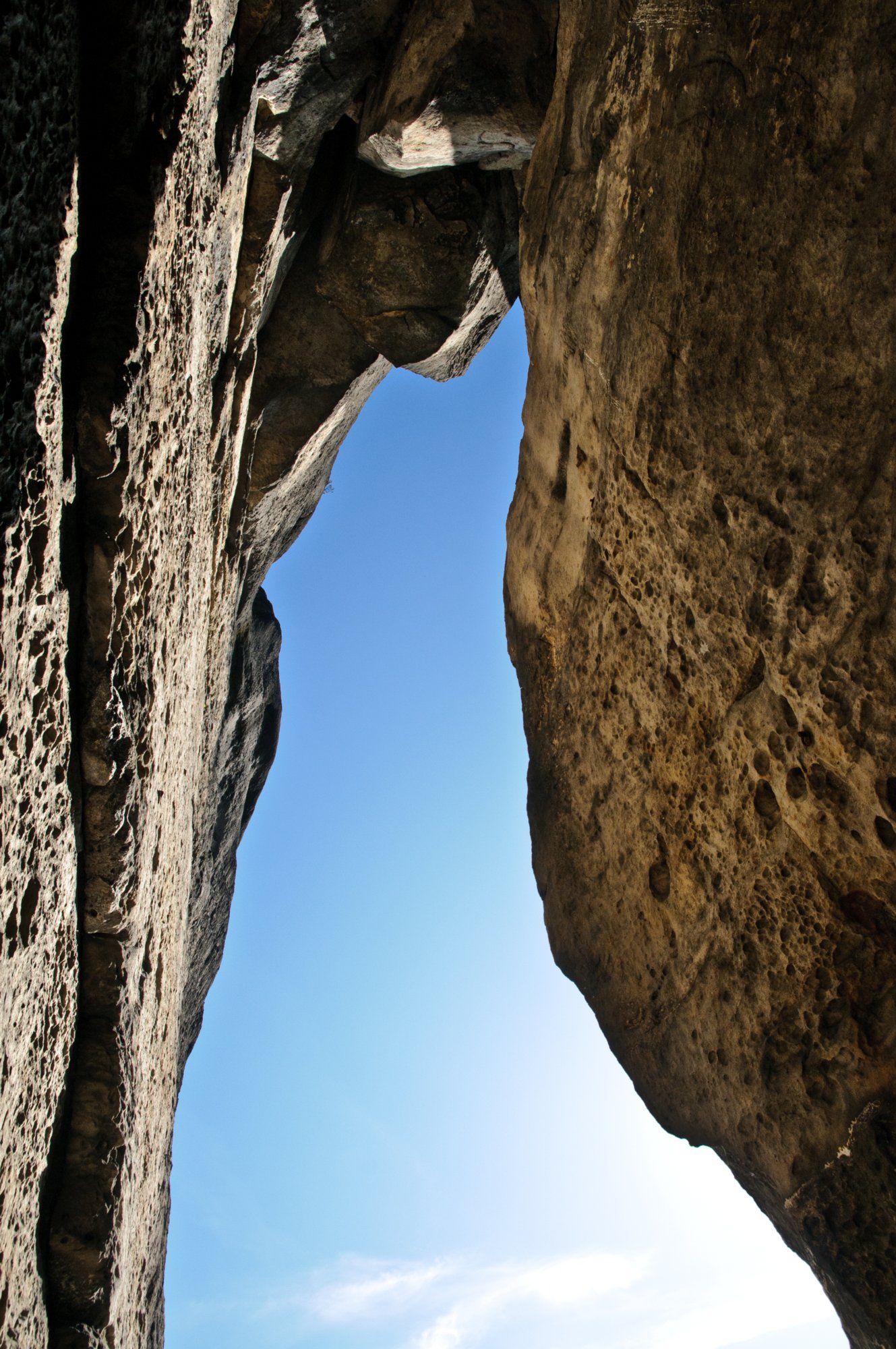 Frienstein und Carolafelsen Wanderung vom Beutenfall über den Frienstein und den Carolafelsen zurück zum Beutenfall. Frienstein Der Frienstein, auch als Vorderes Raubschloss bezeichnet, ist ein etwa 130 m hoher Fels in der Sächsischen Schweiz. Er liegt am Nordabhang des Großen Winterbergs in den Affensteinen. Auf dem Felsen befand sich einst eine Burgwarte der Herrschaft Wildenstein. Heute ist der Frienstein ein beliebter Klettergipfel . Quelle: http://de.wikipedia.org/wiki/Frienstein