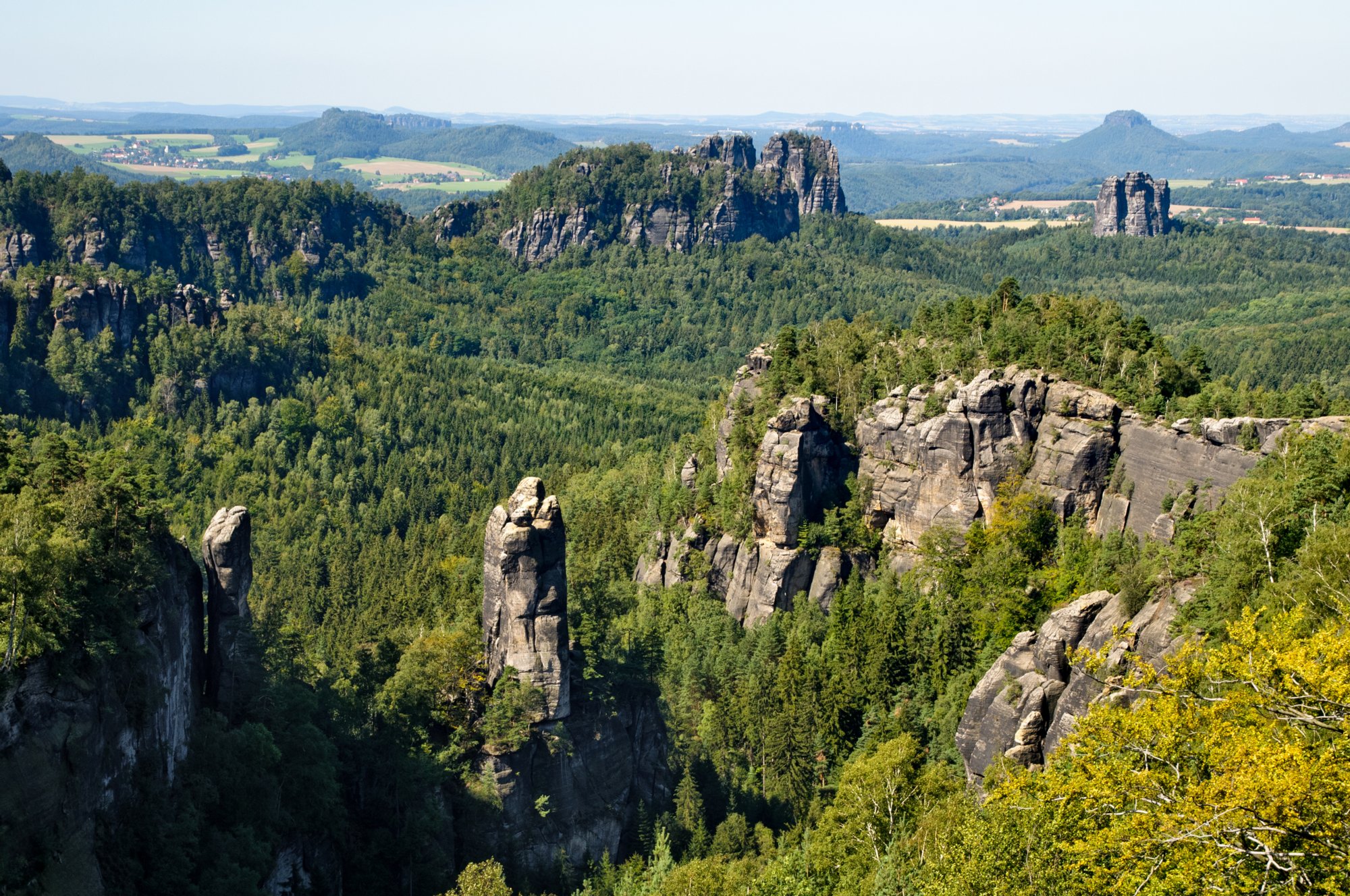 Frienstein und Carolafelsen Wanderung vom Beutenfall über den Frienstein und den Carolafelsen zurück zum Beutenfall. Inmitten der Affensteine liegt der mit 458 m höchste Gipfel dieser Felsformation, der Carolafelsen. Von ihm bietet sich eine gute Aussicht u. a. auf die Torsteine in Richtung Schrammsteinaussicht, auf den Falkenstein und zur Hohen Liebe. Bei klarer Sicht ist auch der Lilienstein genau hinter dem Falkenstein erkennbar. Quelle: http://www.wanderpfade.de