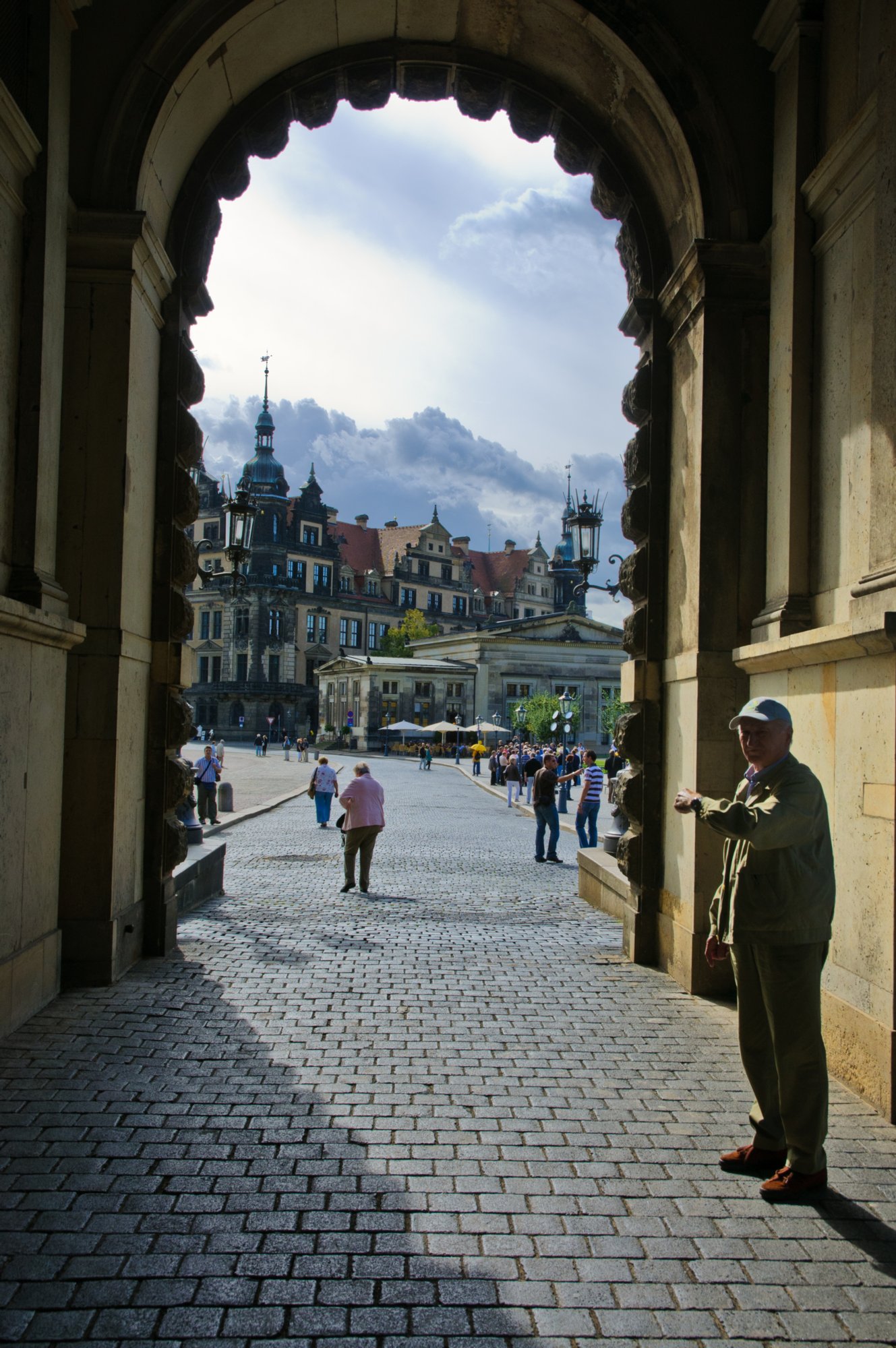 Tagesausflug nach Dresden Das Dresdner Schloss war das Residenzschloss der sächsischen Kurfürsten (1547–1806) und Könige (1806–1918). Als Stammsitz der albertinischen Linie der Wettiner war es ab dem 16. Jahrhundert prägend für die kulturelle Entwicklung Dresdens. Es ist eines der ältesten Bauwerke der Stadt und baugeschichtlich bedeutsam, da alle Stilrichtungen von Romanik bis Historismus ihre Spuren an dem Bauwerk hinterlassen haben. Quelle: http://de.wikipedia.org/wiki/Dresdner_Schloss