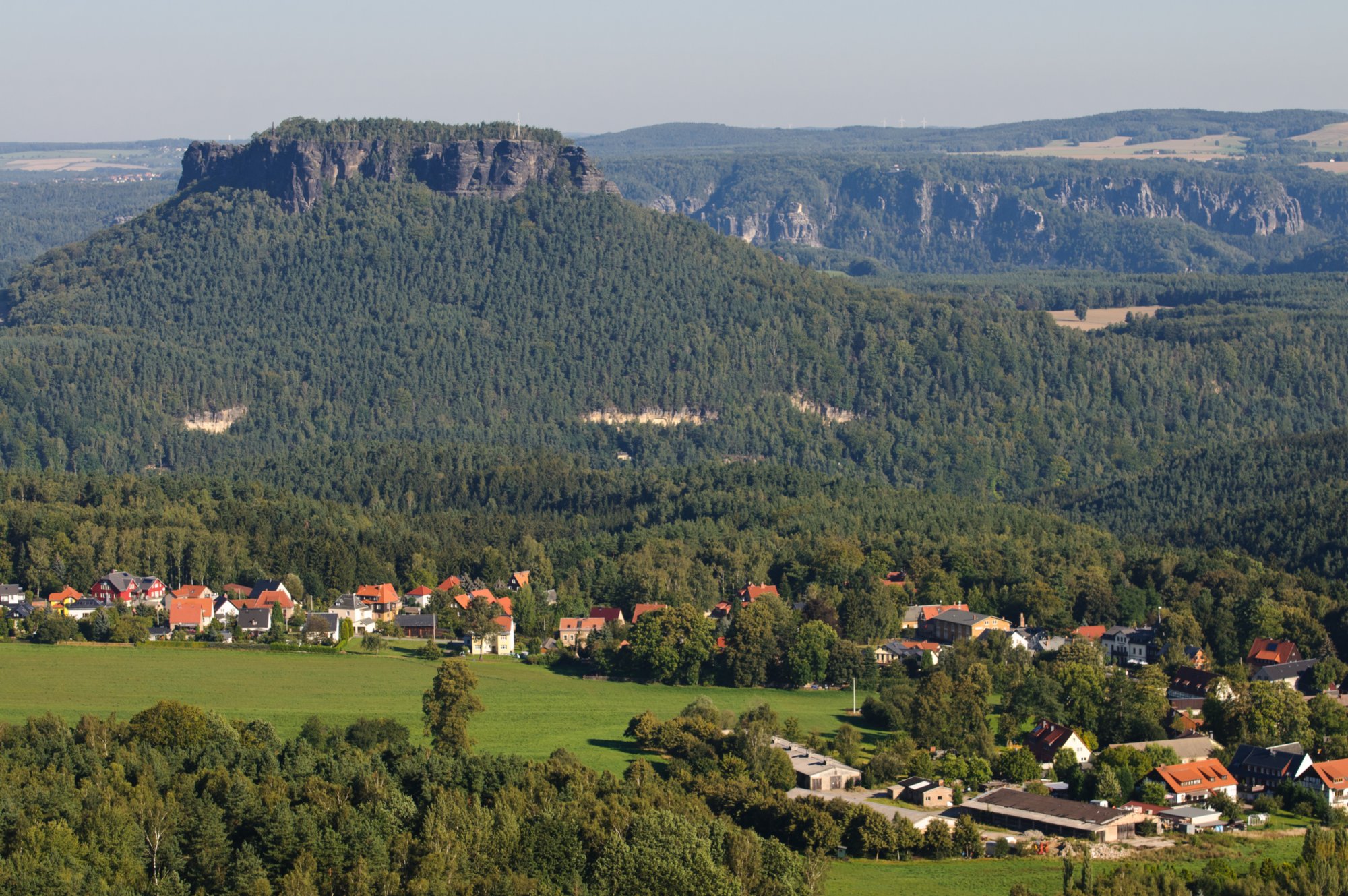 Gohrischstein und Papststein Wanderung vom Kurort Gohrisch über den Gohrischstein und den Pfaffenstein zurück nach Gohrisch. Blick zum Lilienstein.