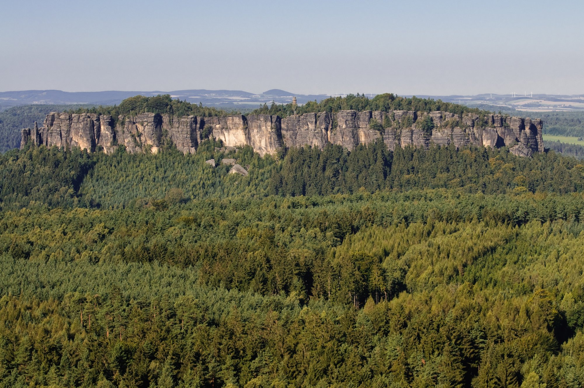 Gohrischstein und Papststein Wanderung vom Kurort Gohrisch über den Gohrischstein und den Pfaffenstein zurück nach Gohrisch. Blick vom Gohrischstein zum Pfaffenstein (mit Turm).