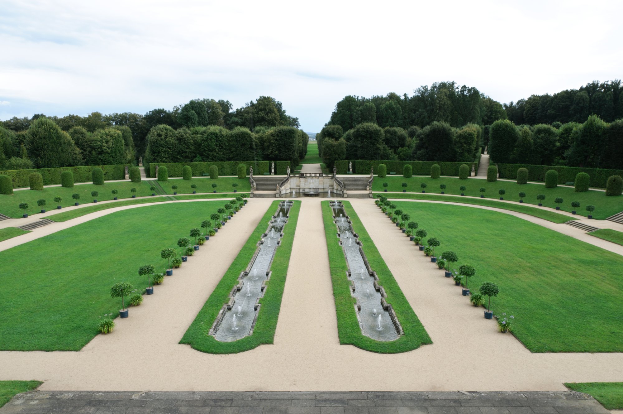 Ausflug nach Großsedlitz Das Friedrichschlößchen und der Barockgarten Großsedlitz liegen südöstlich von Dresden, in der Stadt Heidenau (Sachsen) im Freistaat Sachsen und gehört zu den 24 Objekten des Staatsbetriebs Staatliche Schlösser, Burgen und Gärten Sachsen. Das Friedrichschlößchen wurde 1719 vom Reichsgrafen Christoph August von Wackerbarth als Ruhesitz erbaut. Die Konzeption des dreiflügeligen Schlosses nach französischem Barockstil stammte vermutlich von Matthäus Daniel Pöppelmann, ausgeführt wurde der Bau von Johann Christoph Knöffel. 1723 kam das Anwesen in den Besitz von Kurfürst August dem Starken, der es bis 1732 unter anderem durch Pöppelmann und Longuelune vergrößern und umgestalten ließ. Die Gartenplanung geht dabei auf Skizzen August des Starken selbst zurück. Auch der Barockgarten wurde durch Johann Christoph Knöffel ausgeführt. Aufgrund der leichten Hanglage wurde der Barockpark terrassenförmig angelegt. Er ist im französischen Stil angelegt und von den Besonderheiten des Dresdner Barock zur Zeit Augusts des Starken geprägt. Als Lustgarten wurde die Anlage bis 1763 für glanzvolle Feste des Dresdner Hofes genutzt. Der Garten blieb unvollendet und wurde auch in den folgenden Jahrhunderten kaum verändert. Im Siebenjährigen Krieg 1760 und in den Napoleonischen Kriegen 1813 wurden der Park und insbesondere das Friedrichschlößchen schwer beschädigt. So sind heute nur 52 der ursprünglich 360 Skulpturen erhalten. Das baufällige Barockschloss wurde 1871 abgerissen und an seiner Stelle ein kleineres Schloss errichtet. Durch umfangreiche Pflege- und Erhaltungsmaßnahmen gehört der Barockgarten Großsedlitz heute zu den markantesten Anlagen seiner Art in Deutschland. Zur Anlage, die gebührenpflichtig besichtigt werden kann, gehören neben dem Friedrichschlößchen das Alte Gärtnerhaus, die Obere und Untere Orangerie, das Obere Parterre, das Wasserparterre, das Bowlinggreen, das Untere Parterre, die Waldkaskade und das sogenannte Naturtheater. Im