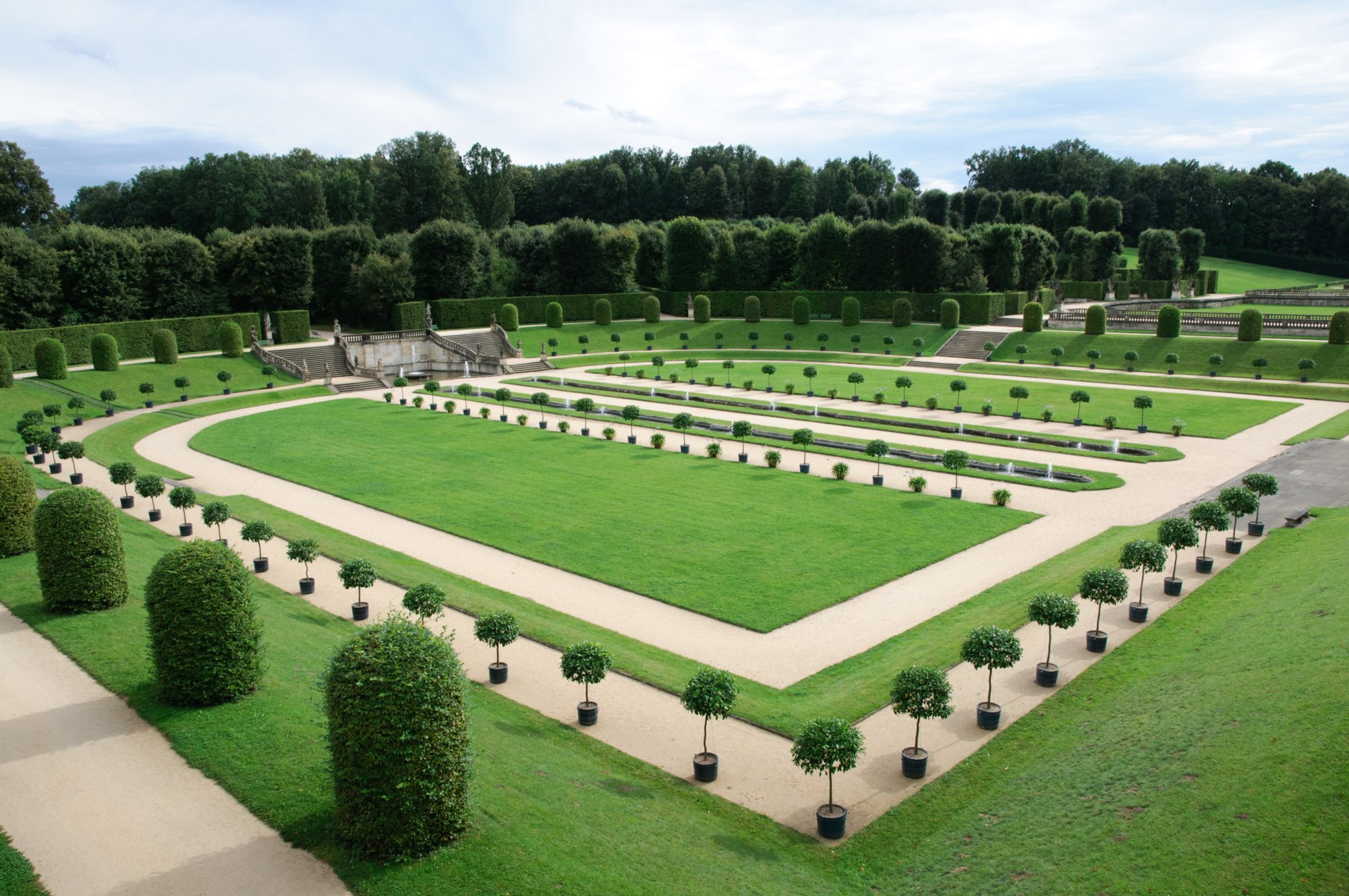 Ausflug nach Großsedlitz Das Friedrichschlößchen und der Barockgarten Großsedlitz liegen südöstlich von Dresden, in der Stadt Heidenau (Sachsen) im Freistaat Sachsen und gehört zu den 24 Objekten des Staatsbetriebs Staatliche Schlösser, Burgen und Gärten Sachsen. Das Friedrichschlößchen wurde 1719 vom Reichsgrafen Christoph August von Wackerbarth als Ruhesitz erbaut. Die Konzeption des dreiflügeligen Schlosses nach französischem Barockstil stammte vermutlich von Matthäus Daniel Pöppelmann, ausgeführt wurde der Bau von Johann Christoph Knöffel. 1723 kam das Anwesen in den Besitz von Kurfürst August dem Starken, der es bis 1732 unter anderem durch Pöppelmann und Longuelune vergrößern und umgestalten ließ. Die Gartenplanung geht dabei auf Skizzen August des Starken selbst zurück. Auch der Barockgarten wurde durch Johann Christoph Knöffel ausgeführt. Aufgrund der leichten Hanglage wurde der Barockpark terrassenförmig angelegt. Er ist im französischen Stil angelegt und von den Besonderheiten des Dresdner Barock zur Zeit Augusts des Starken geprägt. Als Lustgarten wurde die Anlage bis 1763 für glanzvolle Feste des Dresdner Hofes genutzt. Der Garten blieb unvollendet und wurde auch in den folgenden Jahrhunderten kaum verändert. Im Siebenjährigen Krieg 1760 und in den Napoleonischen Kriegen 1813 wurden der Park und insbesondere das Friedrichschlößchen schwer beschädigt. So sind heute nur 52 der ursprünglich 360 Skulpturen erhalten. Das baufällige Barockschloss wurde 1871 abgerissen und an seiner Stelle ein kleineres Schloss errichtet. Durch umfangreiche Pflege- und Erhaltungsmaßnahmen gehört der Barockgarten Großsedlitz heute zu den markantesten Anlagen seiner Art in Deutschland. Zur Anlage, die gebührenpflichtig besichtigt werden kann, gehören neben dem Friedrichschlößchen das Alte Gärtnerhaus, die Obere und Untere Orangerie, das Obere Parterre, das Wasserparterre, das Bowlinggreen, das Untere Parterre, die Waldkaskade und das sogenannte Naturtheater. Im