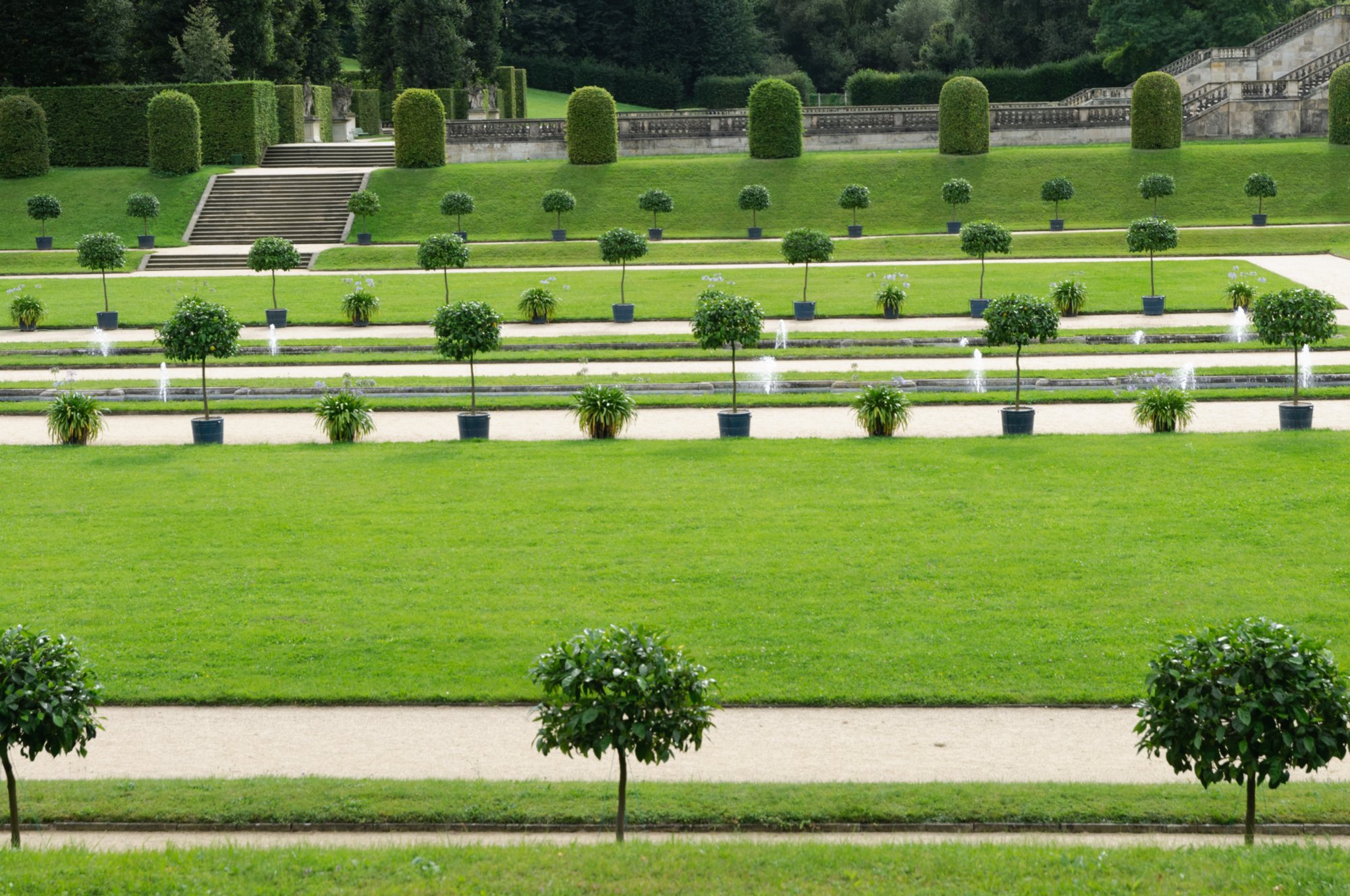 Ausflug nach Großsedlitz Das Friedrichschlößchen und der Barockgarten Großsedlitz liegen südöstlich von Dresden, in der Stadt Heidenau (Sachsen) im Freistaat Sachsen und gehört zu den 24 Objekten des Staatsbetriebs Staatliche Schlösser, Burgen und Gärten Sachsen. Das Friedrichschlößchen wurde 1719 vom Reichsgrafen Christoph August von Wackerbarth als Ruhesitz erbaut. Die Konzeption des dreiflügeligen Schlosses nach französischem Barockstil stammte vermutlich von Matthäus Daniel Pöppelmann, ausgeführt wurde der Bau von Johann Christoph Knöffel. 1723 kam das Anwesen in den Besitz von Kurfürst August dem Starken, der es bis 1732 unter anderem durch Pöppelmann und Longuelune vergrößern und umgestalten ließ. Die Gartenplanung geht dabei auf Skizzen August des Starken selbst zurück. Auch der Barockgarten wurde durch Johann Christoph Knöffel ausgeführt. Aufgrund der leichten Hanglage wurde der Barockpark terrassenförmig angelegt. Er ist im französischen Stil angelegt und von den Besonderheiten des Dresdner Barock zur Zeit Augusts des Starken geprägt. Als Lustgarten wurde die Anlage bis 1763 für glanzvolle Feste des Dresdner Hofes genutzt. Der Garten blieb unvollendet und wurde auch in den folgenden Jahrhunderten kaum verändert. Im Siebenjährigen Krieg 1760 und in den Napoleonischen Kriegen 1813 wurden der Park und insbesondere das Friedrichschlößchen schwer beschädigt. So sind heute nur 52 der ursprünglich 360 Skulpturen erhalten. Das baufällige Barockschloss wurde 1871 abgerissen und an seiner Stelle ein kleineres Schloss errichtet. Durch umfangreiche Pflege- und Erhaltungsmaßnahmen gehört der Barockgarten Großsedlitz heute zu den markantesten Anlagen seiner Art in Deutschland. Zur Anlage, die gebührenpflichtig besichtigt werden kann, gehören neben dem Friedrichschlößchen das Alte Gärtnerhaus, die Obere und Untere Orangerie, das Obere Parterre, das Wasserparterre, das Bowlinggreen, das Untere Parterre, die Waldkaskade und das sogenannte Naturtheater. Im