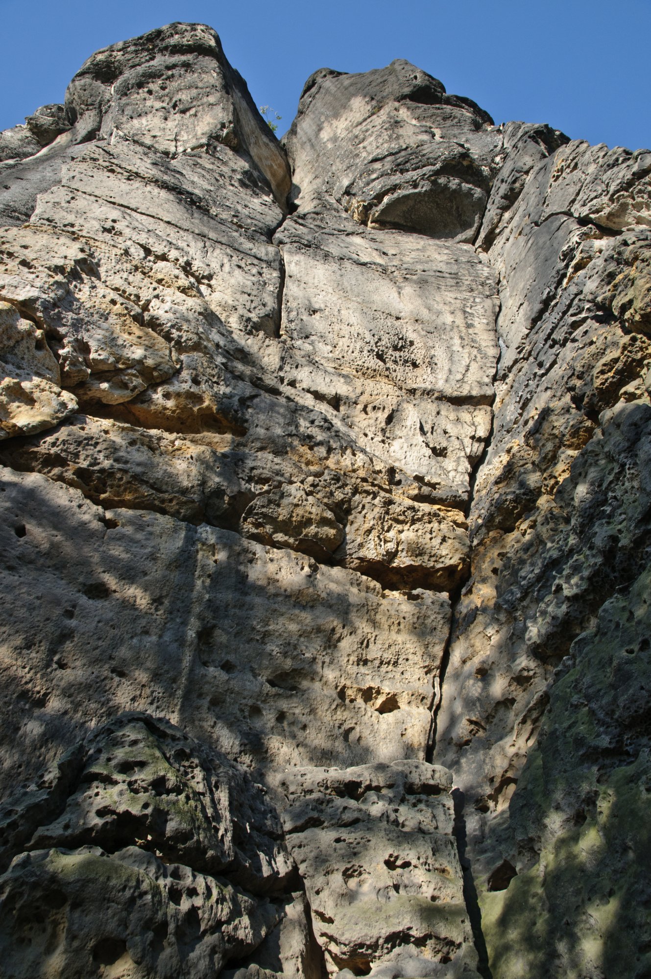 Wanderung zum Hinteren Raubschloß Wanderung über den Goldsteig und den Großen Winterberg zum Hinteren Raubschloss: Neumannssmühle - Zeughaus - Goldsteig - Richtergrotte - Großer Winterberg - Hinteres Raubschloss (Winterstein) - Neumannmühle. Weniger ein Steig ist der Goldsteig eigentlich mehr ein Höhenweg, der sich unterhalb des Goldsteins beginnend ohne große Höhenunterschiede bis hin zur Richtergrotte immer am Felsmassiv entlang schlängelt. Zwischendurch bieten sich immer wieder schöne Blicke und finden sich idyllische Plätzchen. http://www.wanderpfade.de