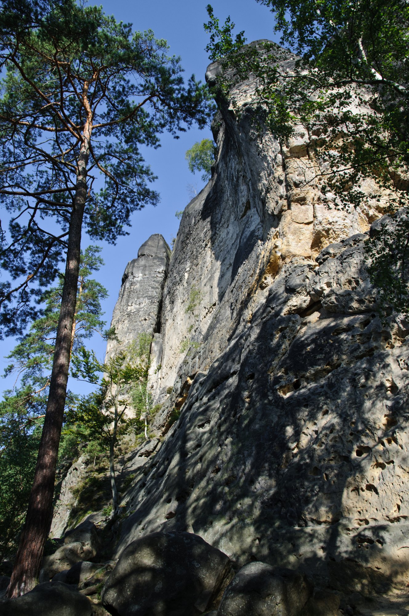 Wanderung zum Hinteren Raubschloß Wanderung über den Goldsteig und den Großen Winterberg zum Hinteren Raubschloss: Neumannssmühle - Zeughaus - Goldsteig - Richtergrotte - Großer Winterberg - Hinteres Raubschloss (Winterstein) - Neumannmühle. Weniger ein Steig ist der Goldsteig eigentlich mehr ein Höhenweg, der sich unterhalb des Goldsteins beginnend ohne große Höhenunterschiede bis hin zur Richtergrotte immer am Felsmassiv entlang schlängelt. Zwischendurch bieten sich immer wieder schöne Blicke und finden sich idyllische Plätzchen. http://www.wanderpfade.de