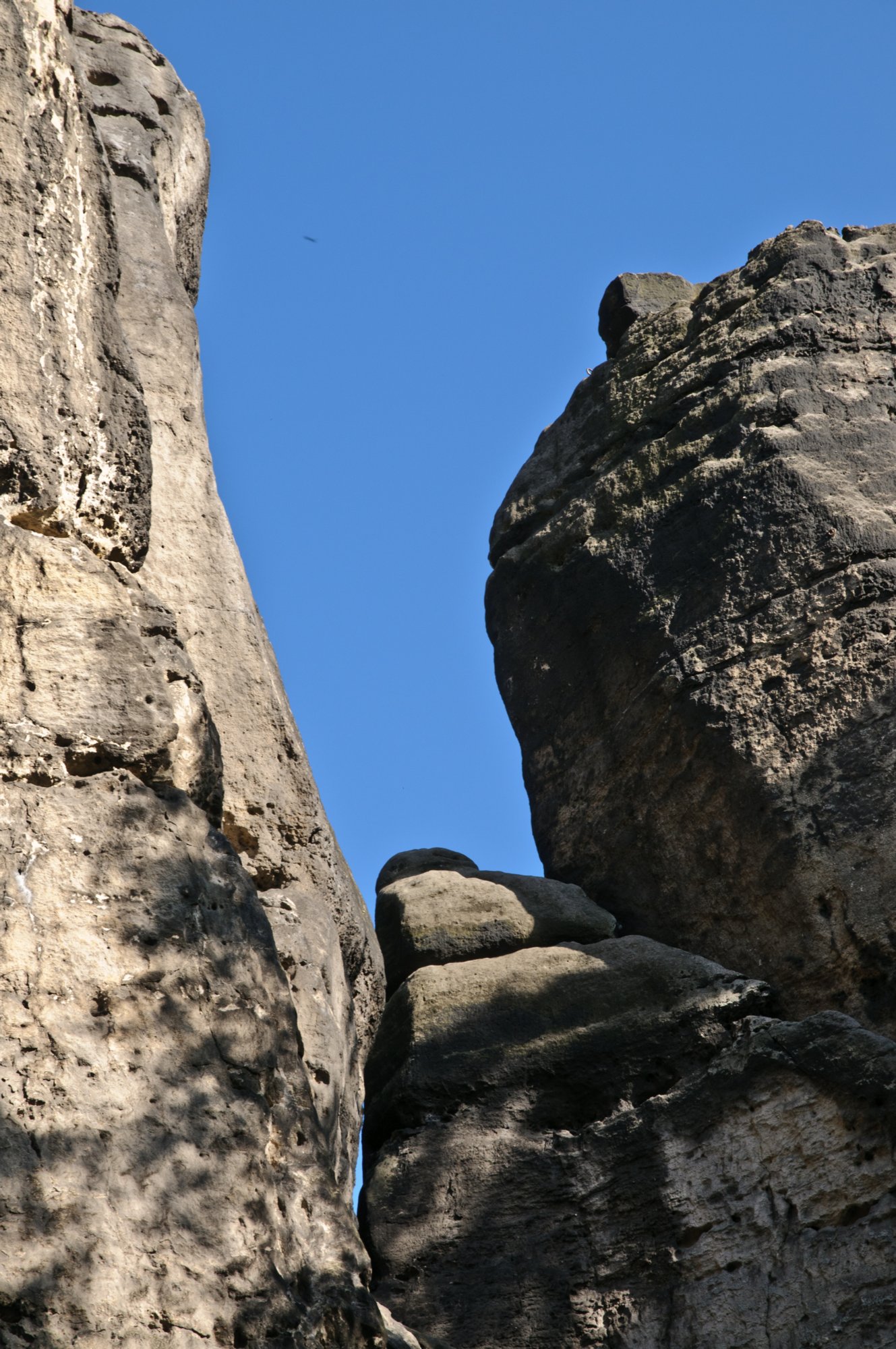 Wanderung zum Hinteren Raubschloß Wanderung über den Goldsteig und den Großen Winterberg zum Hinteren Raubschloss: Neumannssmühle - Zeughaus - Goldsteig - Richtergrotte - Großer Winterberg - Hinteres Raubschloss (Winterstein) - Neumannmühle. Weniger ein Steig ist der Goldsteig eigentlich mehr ein Höhenweg, der sich unterhalb des Goldsteins beginnend ohne große Höhenunterschiede bis hin zur Richtergrotte immer am Felsmassiv entlang schlängelt. Zwischendurch bieten sich immer wieder schöne Blicke und finden sich idyllische Plätzchen. http://www.wanderpfade.de