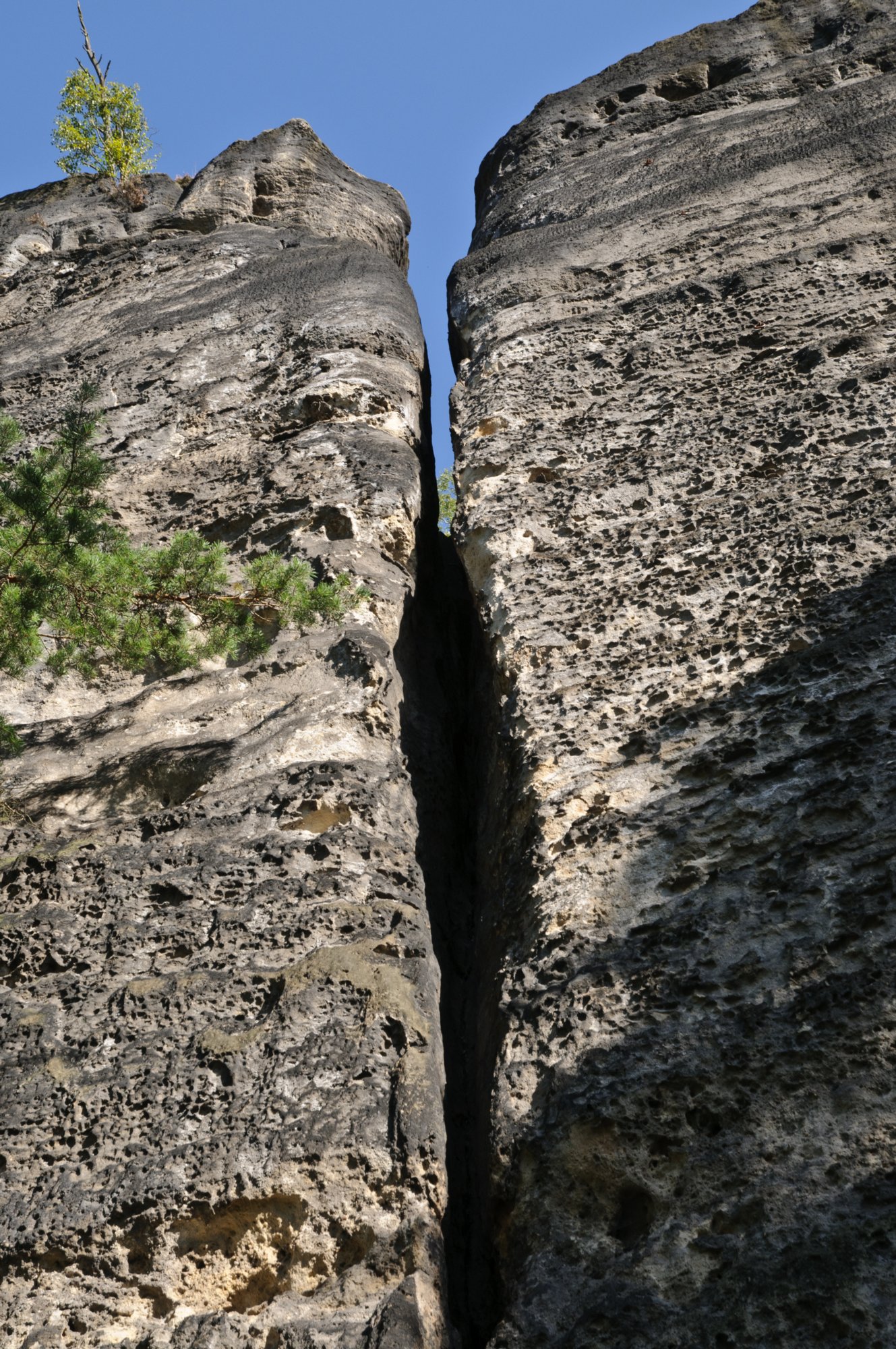 Wanderung zum Hinteren Raubschloß Wanderung über den Goldsteig und den Großen Winterberg zum Hinteren Raubschloss: Neumannssmühle - Zeughaus - Goldsteig - Richtergrotte - Großer Winterberg - Hinteres Raubschloss (Winterstein) - Neumannmühle. Weniger ein Steig ist der Goldsteig eigentlich mehr ein Höhenweg, der sich unterhalb des Goldsteins beginnend ohne große Höhenunterschiede bis hin zur Richtergrotte immer am Felsmassiv entlang schlängelt. Zwischendurch bieten sich immer wieder schöne Blicke und finden sich idyllische Plätzchen. http://www.wanderpfade.de