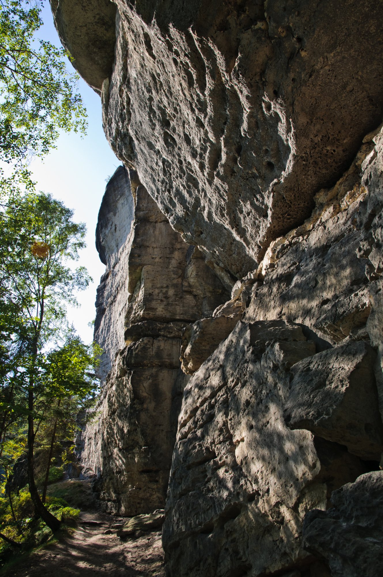 Wanderung zum Hinteren Raubschloß Wanderung über den Goldsteig und den Großen Winterberg zum Hinteren Raubschloss: Neumannssmühle - Zeughaus - Goldsteig - Richtergrotte - Großer Winterberg - Hinteres Raubschloss (Winterstein) - Neumannmühle. Weniger ein Steig ist der Goldsteig eigentlich mehr ein Höhenweg, der sich unterhalb des Goldsteins beginnend ohne große Höhenunterschiede bis hin zur Richtergrotte immer am Felsmassiv entlang schlängelt. Zwischendurch bieten sich immer wieder schöne Blicke und finden sich idyllische Plätzchen. http://www.wanderpfade.de