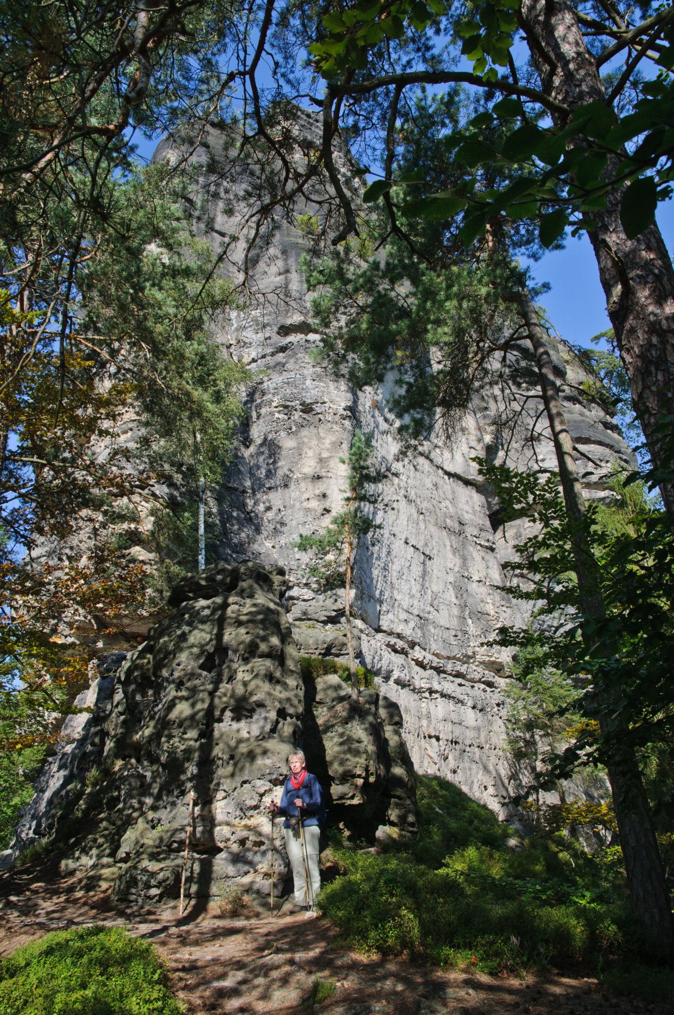 Wanderung zum Hinteren Raubschloß Wanderung über den Goldsteig und den Großen Winterberg zum Hinteren Raubschloss: Neumannssmühle - Zeughaus - Goldsteig - Richtergrotte - Großer Winterberg - Hinteres Raubschloss (Winterstein) - Neumannmühle. Weniger ein Steig ist der Goldsteig eigentlich mehr ein Höhenweg, der sich unterhalb des Goldsteins beginnend ohne große Höhenunterschiede bis hin zur Richtergrotte immer am Felsmassiv entlang schlängelt. Zwischendurch bieten sich immer wieder schöne Blicke und finden sich idyllische Plätzchen. http://www.wanderpfade.de