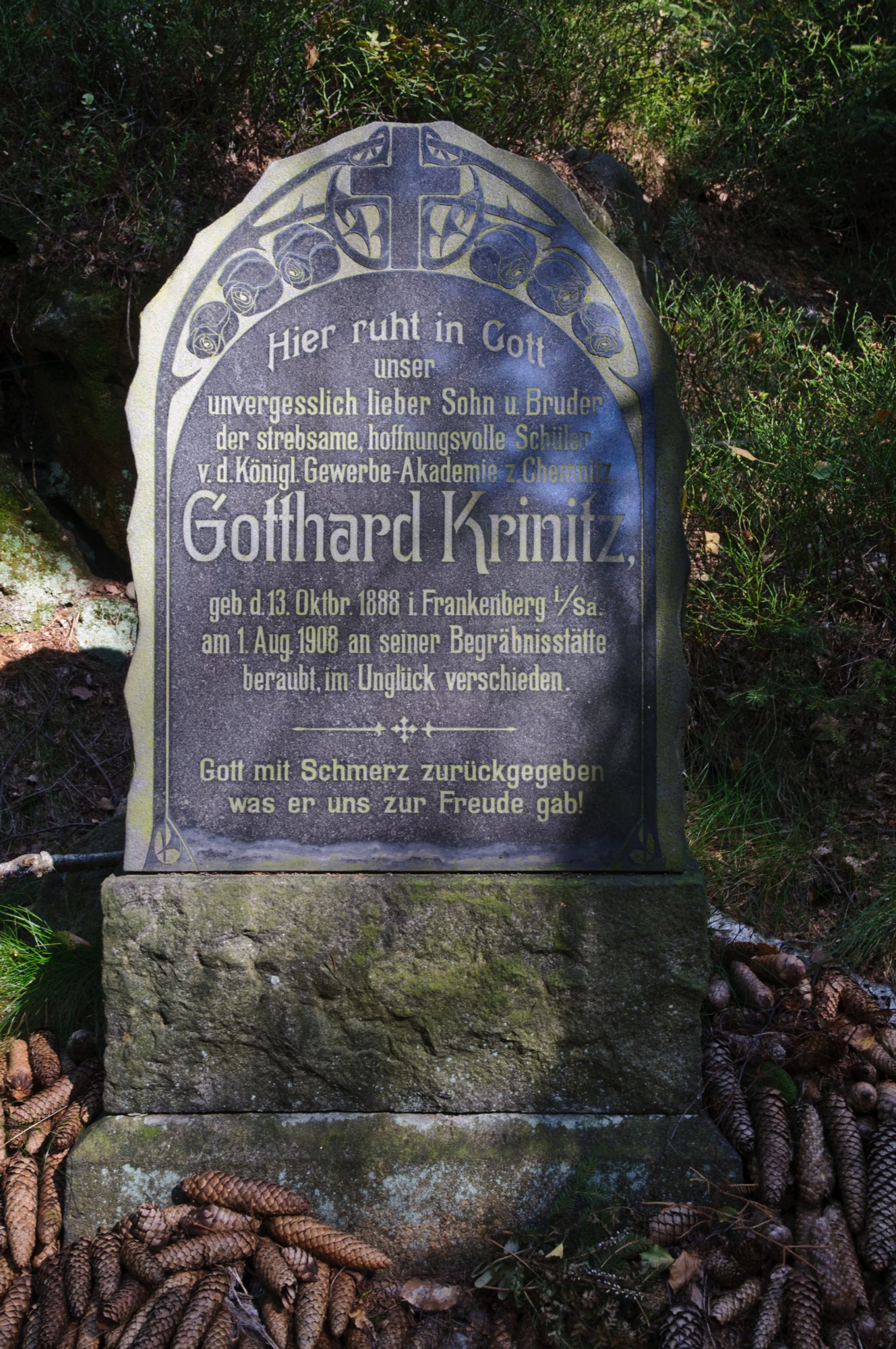Wanderung zum Hinteren Raubschloß Wanderung über den Goldsteig und den Großen Winterberg zum Hinteren Raubschloss: Neumannssmühle - Zeughaus - Goldsteig - Richtergrotte - Großer Winterberg - Hinteres Raubschloss (Winterstein) - Neumannmühle. Krinitzgrab: Der damals 18-jährige Student Gotthard Krinitz wurde im Jahr 1908 an dieser Stelle überfallen und ausgeraubt.