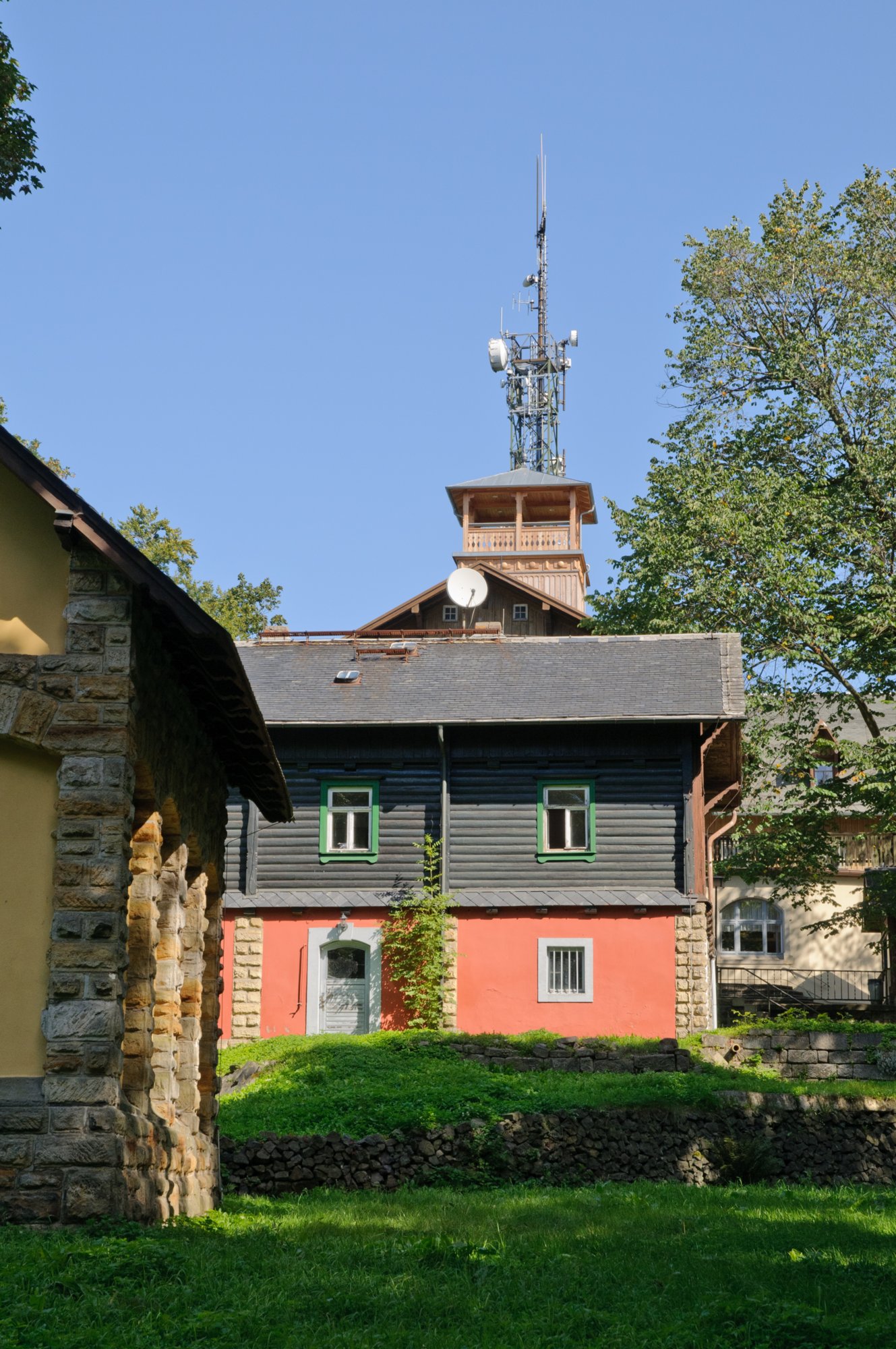 Wanderung zum Hinteren Raubschloß Wanderung über den Goldsteig und den Großen Winterberg zum Hinteren Raubschloss: Neumannssmühle - Zeughaus - Goldsteig - Richtergrotte - Großer Winterberg - Hinteres Raubschloss (Winterstein) - Neumannmühle. Großer Winterberg: Der Große Winterberg befindet sich in der Hinteren Sächsischen Schweiz; die Flanken des Berges greifen auch in die benachbarte Böhmische Schweiz über. Am Fuße des Berges - an der Elbe gelegen - befinden sich die kleinen Orte Schmilka und Hrensko (Herrnskretschen). Der Große Winterberg ist Teil eines größeren, zusammenhängenden Bergmassivs, welches außer dem nördlich gelegenen Kleinen Winterberg auch die Felsgebiete der Affensteine und der Schrammsteine umfasst. In der Südostseite des Winterbergmassivs befindet sich das Prebischtor (tschech.: Pravcicka brana), die größte natürliche Sandsteinfelsbrücke Europas. Bereits im Mittelalter wurde er als Winterberg bezeichnet. Bedingt durch seine relativ große Höhe trägt der Berg im Gegensatz zu seiner Umgebung länger und häufiger eine geschlossene Schneedecke. Quelle: Quelle: http://de.wikipedia.org/wiki/Großer_Winterberg