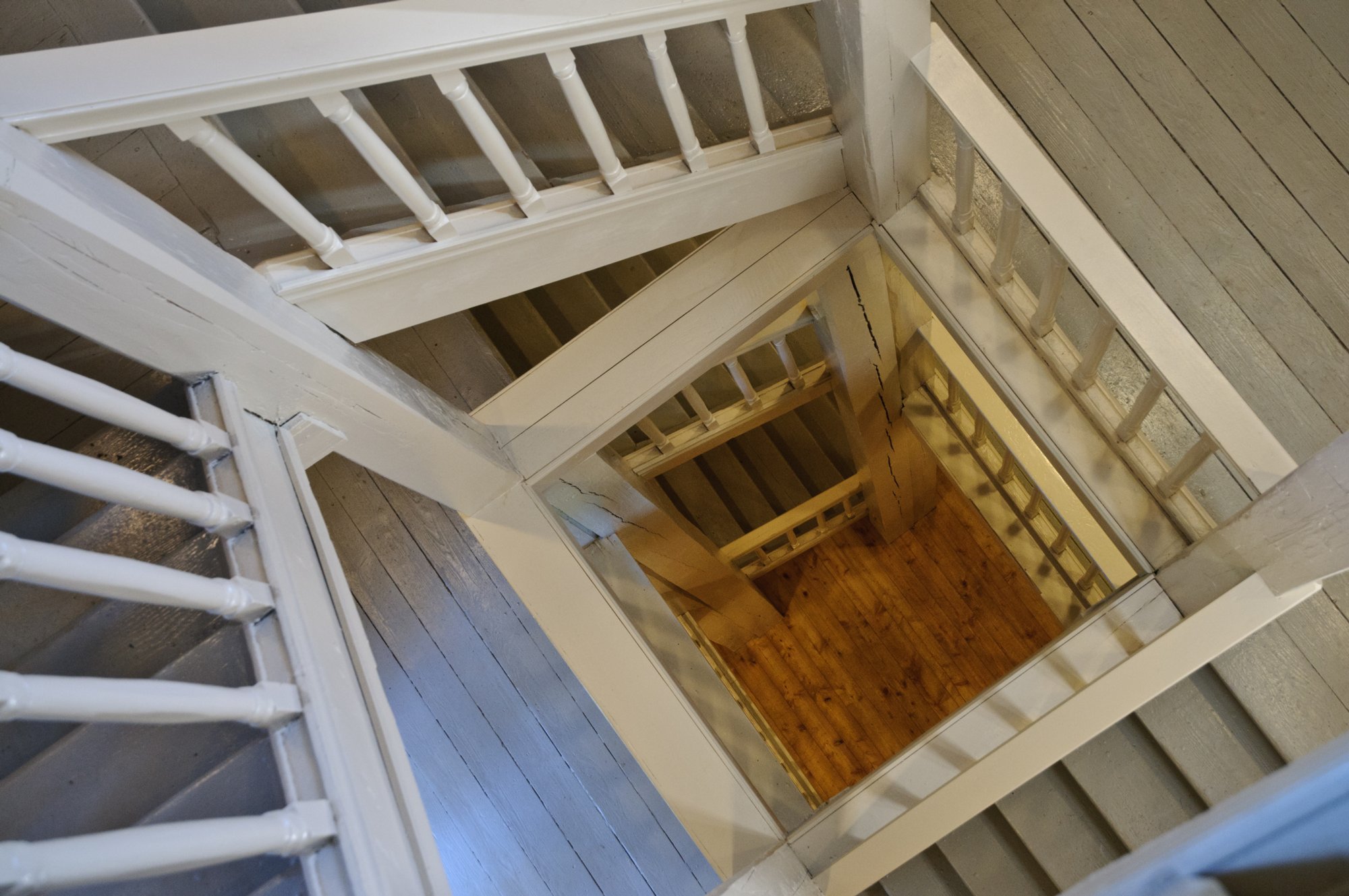 Wanderung zum Hinteren Raubschloß Wanderung über den Goldsteig und den Großen Winterberg zum Hinteren Raubschloss: Neumannssmühle - Zeughaus - Goldsteig - Richtergrotte - Großer Winterberg - Hinteres Raubschloss (Winterstein) - Neumannmühle. Großer Winterberg Der Große Winterberg befindet sich in der Hinteren Sächsischen Schweiz; die Flanken des Berges greifen auch in die benachbarte Böhmische Schweiz über. Am Fuße des Berges - an der Elbe gelegen - befinden sich die kleinen Orte Schmilka und Hrensko (Herrnskretschen). Der Große Winterberg ist Teil eines größeren, zusammenhängenden Bergmassivs, welches außer dem nördlich gelegenen Kleinen Winterberg auch die Felsgebiete der Affensteine und der Schrammsteine umfasst. In der Südostseite des Winterbergmassivs befindet sich das Prebischtor (tschech.: Pravcicka brana), die größte natürliche Sandsteinfelsbrücke Europas. Bereits im Mittelalter wurde er als Winterberg bezeichnet. Bedingt durch seine relativ große Höhe trägt der Berg im Gegensatz zu seiner Umgebung länger und häufiger eine geschlossene Schneedecke. Quelle: Quelle: http://de.wikipedia.org/wiki/Großer_Winterberg