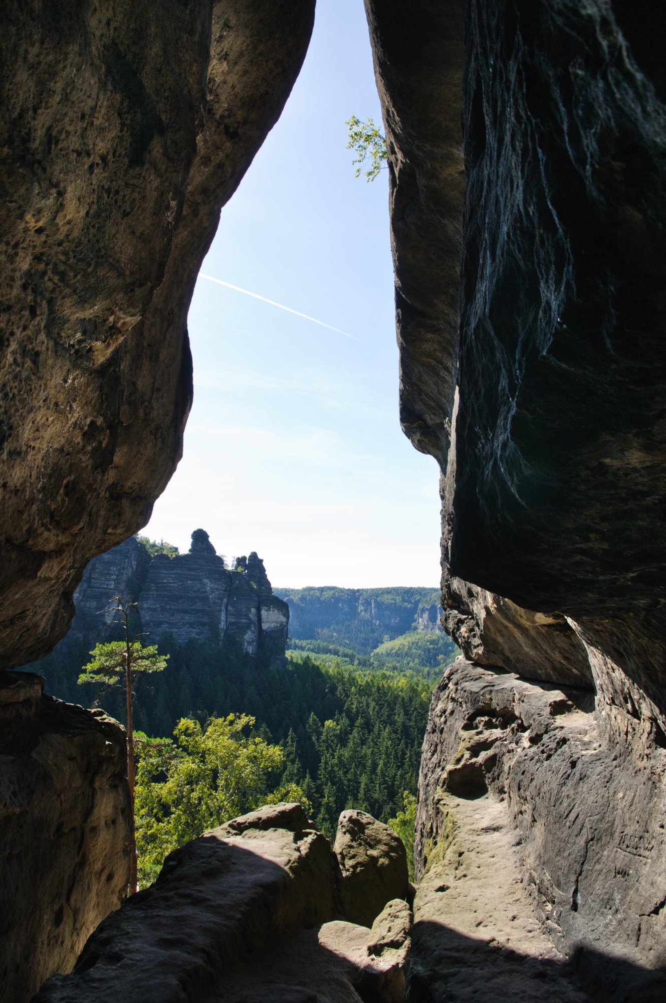Wanderung zum Hinteren Raubschloß Wanderung über den Goldsteig und den Großen Winterberg zum Hinteren Raubschloss: Neumannssmühle - Zeughaus - Goldsteig - Richtergrotte - Großer Winterberg - Hinteres Raubschloss (Winterstein) - Neumannmühle.