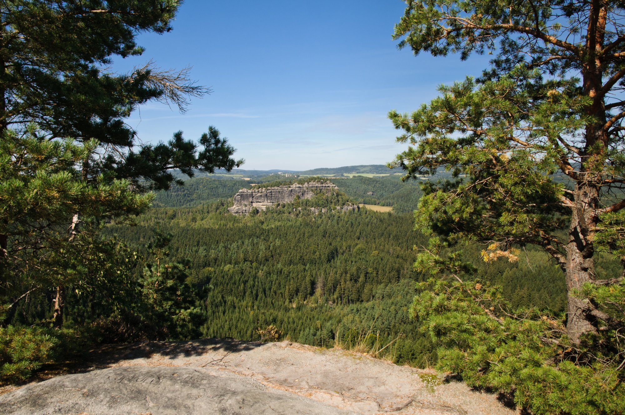 Wanderung zum Hinteren Raubschloß Wanderung über den Goldsteig und den Großen Winterberg zum Hinteren Raubschloss: Neumannssmühle - Zeughaus - Goldsteig - Richtergrotte - Großer Winterberg - Hinteres Raubschloss (Winterstein) - Neumannmühle. Als Winterstein, auch Hinteres Raubschloß wird ein einzeln stehendes Felsmassiv in der Hinteren Sächsischen Schweiz bezeichnet, welches den sog. Bärenfangwänden vorgelagert ist. Auf dem Gipfel befand sich einst eine mittelalterliche Felsenburg, von der noch Reste, wie Balkenfalze, ausgehauene Treppenstufen und die Zisterne erkennbar sind. Der Winterstein befindet sich in der nahezu siedlungsleeren Hinteren Sächsischen Schweiz oberhalb des Großen Zschandes und ist den Bärenfangwänden vorgelagert. Wenige Kilometer östlich befindet sich im Großen Zschand das Zeughaus. Direkt dem Gipfel südlich vorgelagert befindet sich der freistehende Klettergipfel Wintersteinwächter. Geschichte Der Winterstein gilt als älteste Felsenburg der Sächsischen Schweiz, eine erste urkundliche Erwähnung datiert von 1379. Die Burganlage wechselte mehrfach die Besitzer, ab 1404 gelangte sie ins Eigentum des Markgrafen von Meissen. Wenig später gehörte er wieder böhmischen Adelsgeschlechtern. Möglicherweise gehörte er dann wie andere Burgen in der Sächsischen Schweiz den Berken von der Duba. Dafür gibt es jedoch keine sichere Nachricht. 1442 gehörte der Winterstein wie auch viele Burgen Nordböhmens Johann von Wartenberg aus Tetschen. Zu jener Zeit hatte die Burg als Raubritternest keinen guten Ruf, sodass der Lausitzer Sechsstädtebund die Burg in jenem Jahr erwarb und schleifen ließ. Bereits im 19. Jahrhundert existierte eine Steiganlage auf den Winterstein. Zwischen 1948 und 1952 gab es keine Steiganlage auf den Winterstein. In diesen Jahren gehörte der Winterstein zu den Kletterfelsen der Sächsischen Schweiz. Quelle: http://de.wikipedia.org/wiki/Hinteres_Raubschloss