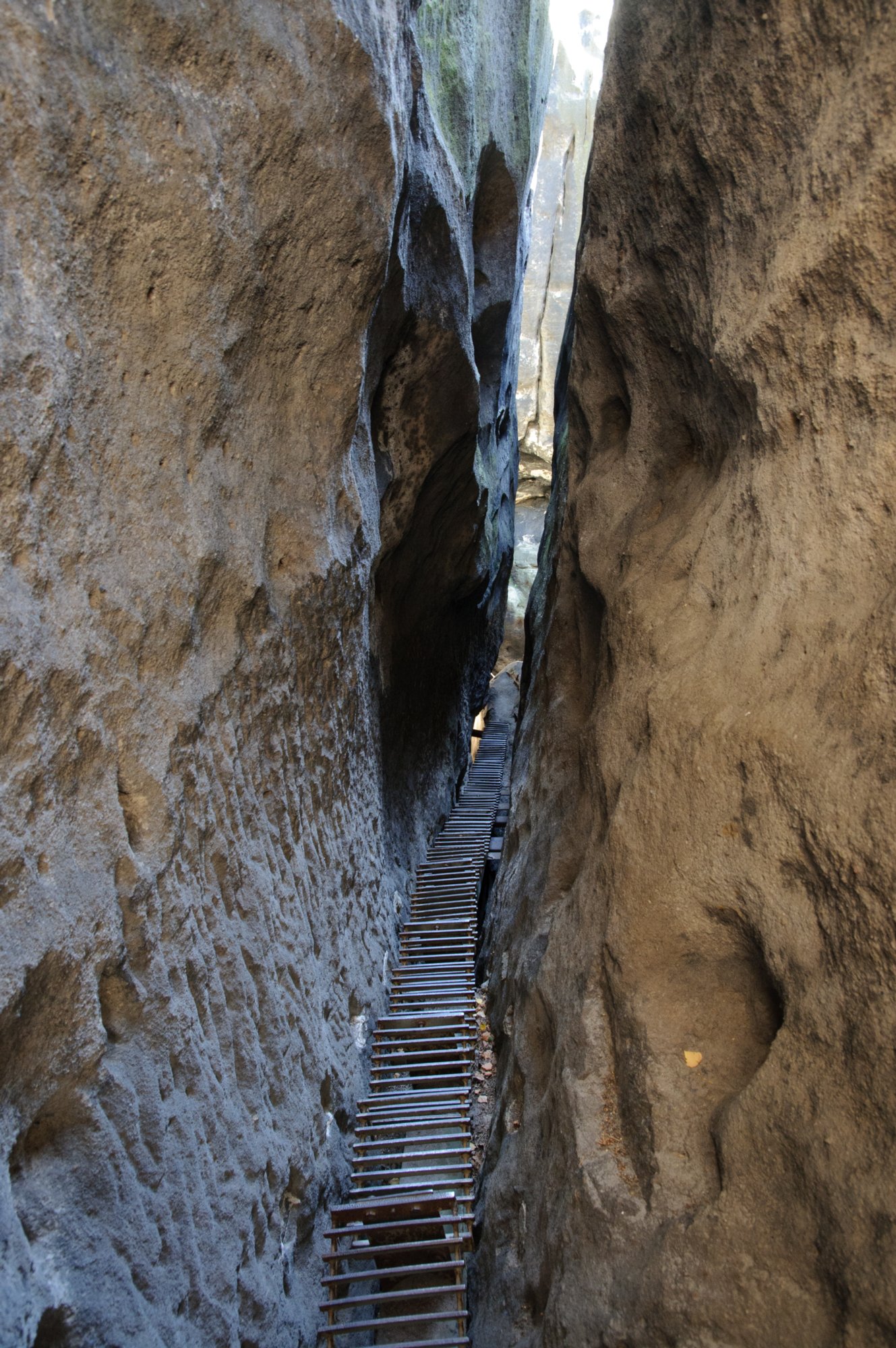 Wanderung zum Hinteren Raubschloß Wanderung über den Goldsteig und den Großen Winterberg zum Hinteren Raubschloss: Neumannssmühle - Zeughaus - Goldsteig - Richtergrotte - Großer Winterberg - Hinteres Raubschloss (Winterstein) - Neumannmühle.