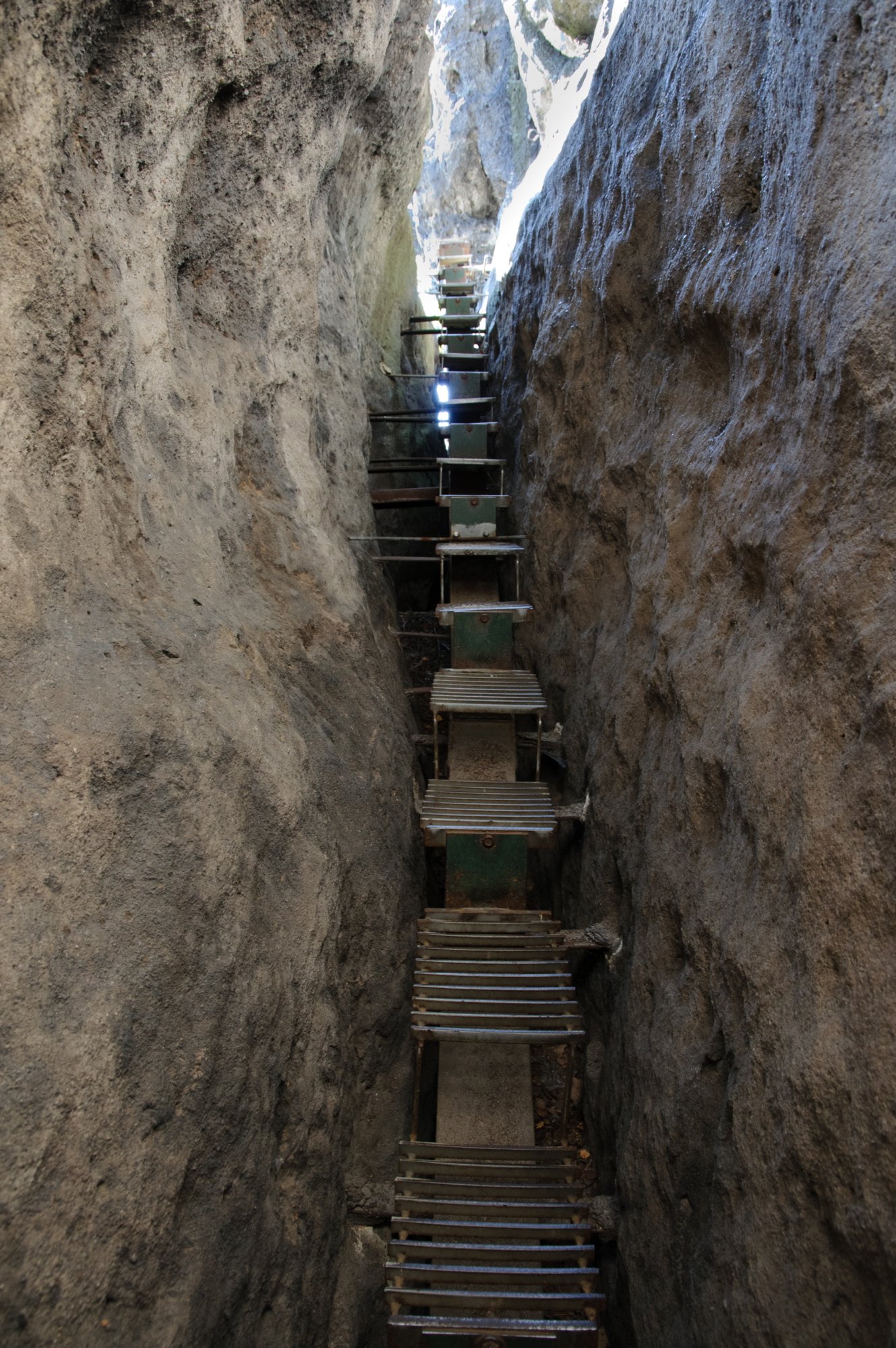 Wanderung zum Hinteren Raubschloß Wanderung über den Goldsteig und den Großen Winterberg zum Hinteren Raubschloss: Neumannssmühle - Zeughaus - Goldsteig - Richtergrotte - Großer Winterberg - Hinteres Raubschloss (Winterstein) - Neumannmühle.
