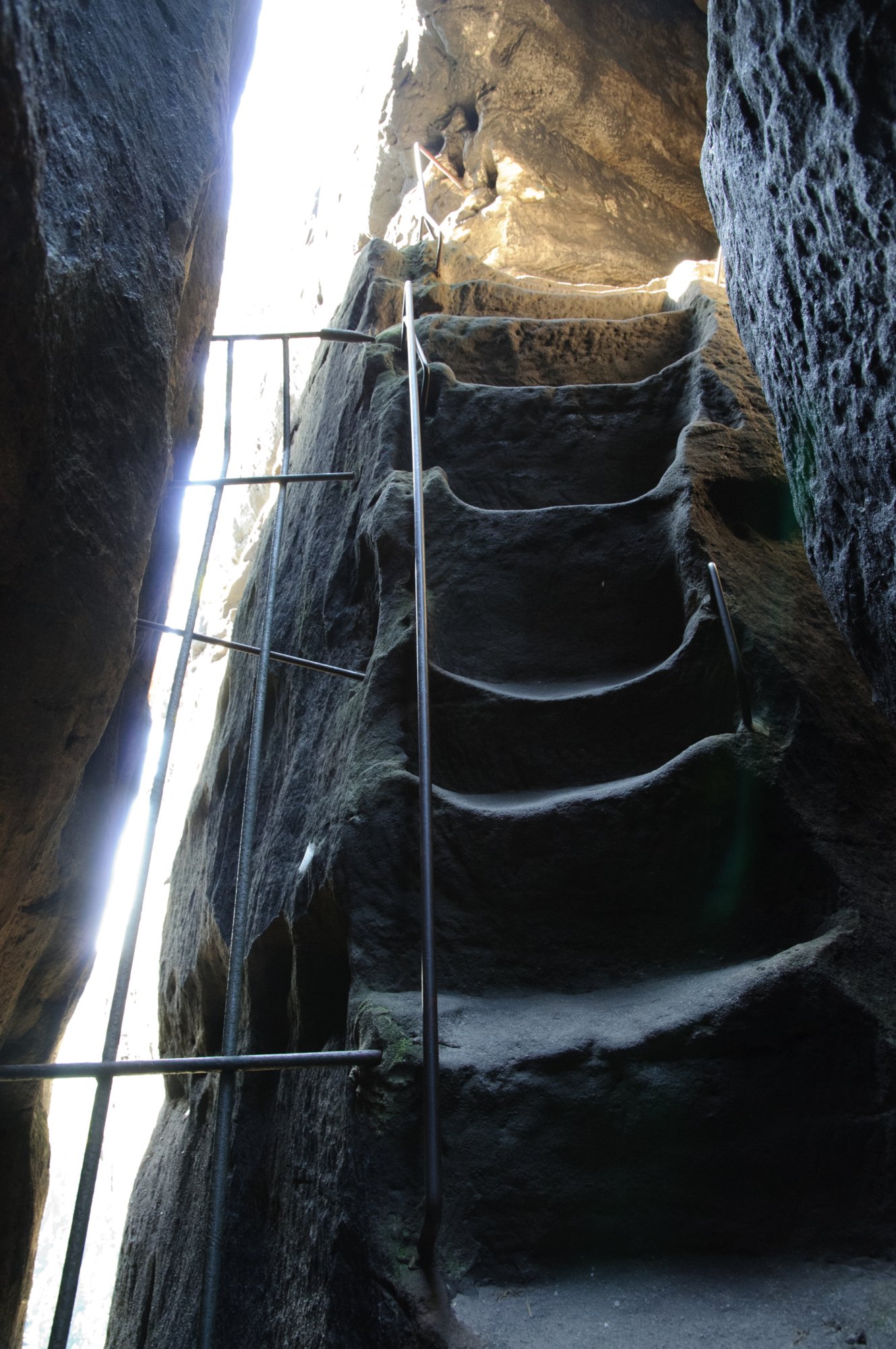 Wanderung zum Hinteren Raubschloß Wanderung über den Goldsteig und den Großen Winterberg zum Hinteren Raubschloss: Neumannssmühle - Zeughaus - Goldsteig - Richtergrotte - Großer Winterberg - Hinteres Raubschloss (Winterstein) - Neumannmühle.