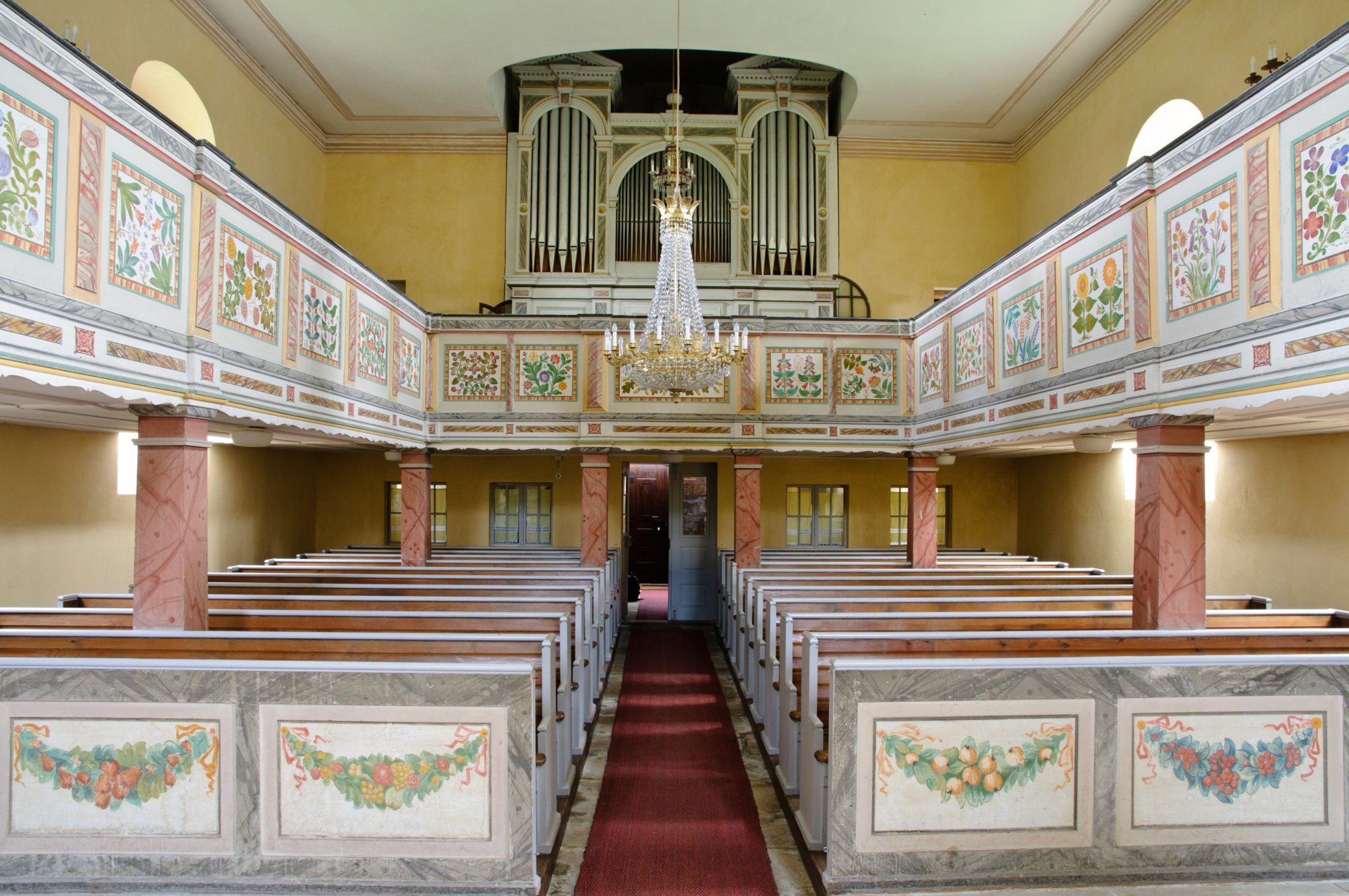 Hinterhermsdorf Nach langjähriger Auseinandersetzung mit dem Amt Hohnstein und dem Sebnitzer Pfarrer begann im März 1689 der Bau der Hinterhermsdorfer Kirche. Erbaut wurde sie von Meister Hans Hahmann aus Tharandt und dem Hinterhermsdorfer Zimmermann Martin Hantzsch. Auch der Tischler Zacharias Fischer beteiligte sich am Bau. Der Floßmeister Johann Häntzschel trug jede Menge zum Fortgang der Bauarbeiten bei, auch in geldlicher Hinsicht. Schon im November des gleichen Jahres konnte die Kirche eingeweiht werden. Im Laufe der Jahrhunderte wurde die Kirche mehrmals umgebaut und vergrößert. Der Name „Engelkirche“ erhielt sie 1927 auf Antrag des Kirchenvorstandes. Diesen im deutschsprachigen Raum einmaligen Namen verdankt sie wahrscheinlich dem Taufengel, der früher für die Taufen von der Decke heruntergelassen wurde, und den fünfzehn Egeln auf dem Altar. Seit 1832 wird ein hölzerner Taufständer verwendet. Der Altar, eine schlichte Schönheit, ist ein Geschenk de Floßmeisters Häntzschel aus dem Jahre 1691. Dieser wurde auf Wunsch des Schandauer Floßschreibers und Geleitsmanns Conrad bemalt. Die Orgel um 1845 erbaut von Samuel Hinrich Herold war ursprünglich wahrscheinlich nicht für unsere Kirche gedacht. 1988 wurde sie grundlegend renoviert. Der alte Kirchturm wurde 1716 durch Blitzschlag stark zerstört. Nach einer kleinen Reparatur 1765 und einer kostenintensiven Erneuerung 1781, zerstörte ein Orkan 1840 den Kirchturm vollständig. Nach einer zweimonatlichen Bauzeit konnten die Reparaturen im Juni 1841 abgeschlossen werden. Nach einem kalten Blitzeinschlag 1924 wurde der obere Teil des Turmes und 1984 der untere Teil mit Kupfer verkleidet. Gleichzeitig wurden die Wetterfahne und Kugel vergoldet. Im Frühjahr 1690 bekam die Hinterhermsdorfer Kirche die ersten Glocken von General Klengel aus Dresden geschenkt. 1731 kam eine größere hinzu. 1837 bekam Hinterhermsdorf drei neue Bronzeglocken, deren Kronen vier Engelköpfe bildeten und die Glockenkörper waren reich ve