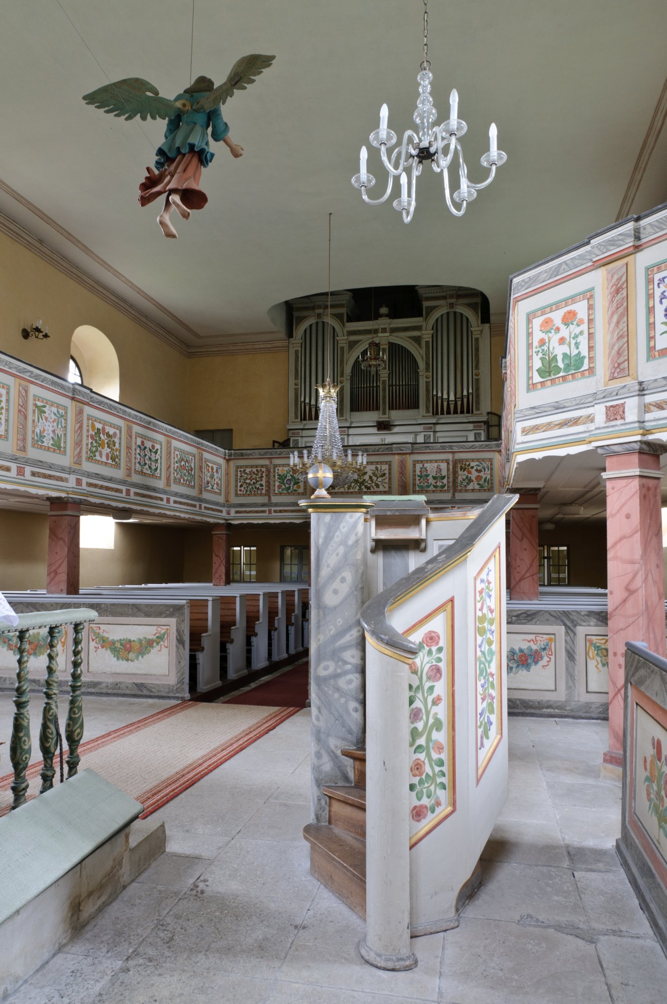 Hinterhermsdorf Nach langjähriger Auseinandersetzung mit dem Amt Hohnstein und dem Sebnitzer Pfarrer begann im März 1689 der Bau der Hinterhermsdorfer Kirche. Erbaut wurde sie von Meister Hans Hahmann aus Tharandt und dem Hinterhermsdorfer Zimmermann Martin Hantzsch. Auch der Tischler Zacharias Fischer beteiligte sich am Bau. Der Floßmeister Johann Häntzschel trug jede Menge zum Fortgang der Bauarbeiten bei, auch in geldlicher Hinsicht. Schon im November des gleichen Jahres konnte die Kirche eingeweiht werden. Im Laufe der Jahrhunderte wurde die Kirche mehrmals umgebaut und vergrößert. Der Name „Engelkirche“ erhielt sie 1927 auf Antrag des Kirchenvorstandes. Diesen im deutschsprachigen Raum einmaligen Namen verdankt sie wahrscheinlich dem Taufengel, der früher für die Taufen von der Decke heruntergelassen wurde, und den fünfzehn Egeln auf dem Altar. Seit 1832 wird ein hölzerner Taufständer verwendet. Der Altar, eine schlichte Schönheit, ist ein Geschenk de Floßmeisters Häntzschel aus dem Jahre 1691. Dieser wurde auf Wunsch des Schandauer Floßschreibers und Geleitsmanns Conrad bemalt. Die Orgel um 1845 erbaut von Samuel Hinrich Herold war ursprünglich wahrscheinlich nicht für unsere Kirche gedacht. 1988 wurde sie grundlegend renoviert. Der alte Kirchturm wurde 1716 durch Blitzschlag stark zerstört. Nach einer kleinen Reparatur 1765 und einer kostenintensiven Erneuerung 1781, zerstörte ein Orkan 1840 den Kirchturm vollständig. Nach einer zweimonatlichen Bauzeit konnten die Reparaturen im Juni 1841 abgeschlossen werden. Nach einem kalten Blitzeinschlag 1924 wurde der obere Teil des Turmes und 1984 der untere Teil mit Kupfer verkleidet. Gleichzeitig wurden die Wetterfahne und Kugel vergoldet. Im Frühjahr 1690 bekam die Hinterhermsdorfer Kirche die ersten Glocken von General Klengel aus Dresden geschenkt. 1731 kam eine größere hinzu. 1837 bekam Hinterhermsdorf drei neue Bronzeglocken, deren Kronen vier Engelköpfe bildeten und die Glockenkörper waren reich ve