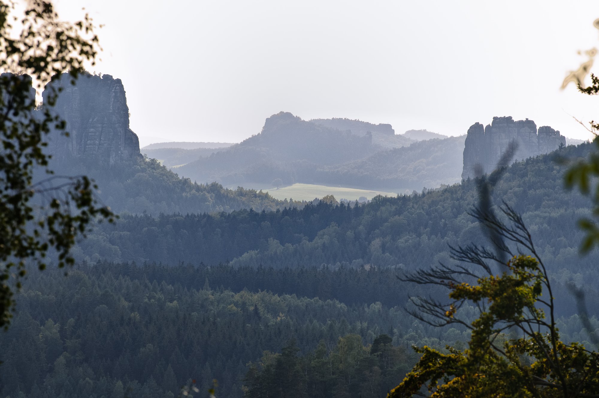 Wanderung zum Kuhstall Wanderung vom Lichtenhainer Wasserfall zum Kuhstall und wieder zurück über das Kirnitzschtal. Von links nach rechts: Schrammsteine, Papststein, Gohrischstein. Pfaffenstein, Falkenstein.