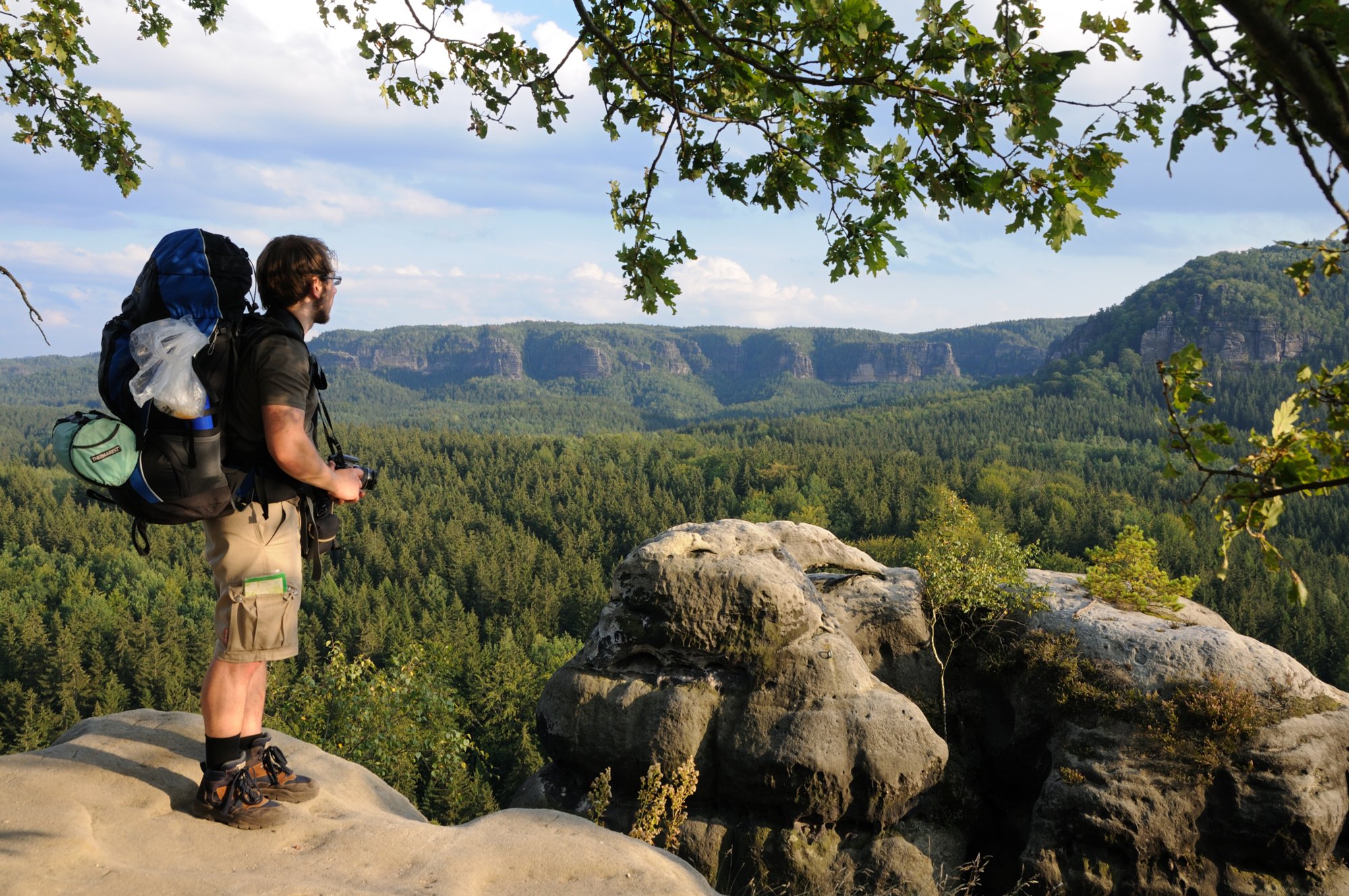 Wanderung zum Kuhstall Wanderung vom Lichtenhainer Wasserfall zum Kuhstall und wieder zurück über das Kirnitzschtal. Blick Richtung Großer Zschand. Als Kuhstall wird das nach dem Prebischtor zweitgrößte Felsentor des Elbsandsteingebirges bezeichnet. Es befindet sich auf dem Neuen Wildenstein, einem 337 m hohen, im 15. Jahrhundert von der Burg Wildenstein beherrschten Felsen der hinteren Sächsischen Schweiz südlich des Lichtenhainer Wasserfalls und oberhalb des Kirnitzschtales. Das Felsenfenster ist 11 m hoch, 17 m breit und 24 m tief. Der Name Kuhstall wird auf zwei mögliche Ursachen zurückgeführt. Zum einen versteckte die Bevölkerung der umliegenden Orte während des Dreißigjährigen Kriegs in dem sehr breiten Felsentor ihr Vieh vor marodierenden schwedischen Soldaten. Zum anderen wird vermutet, dass bereits die Bewohner der mittelalterlichen Burg, die zum Schluss zu einem Raubritternest verkommen war, dort das Vieh unterbrachten, das sie bei ihren Raubzügen erbeuteten. Quelle: http://de.wikipedia.org/wiki/Kuhstall_Sähsische_Schweiz)