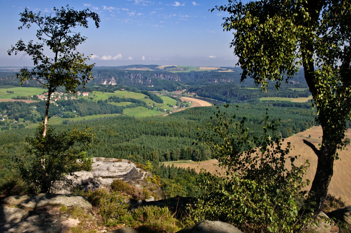 Wanderung zum Lilienstein Wanderung von Rathen zum Lilienstein und zur Stadt Königstein. Von Königstein mit dem Zug nach Rathen. Blick hinab nach Rathen.